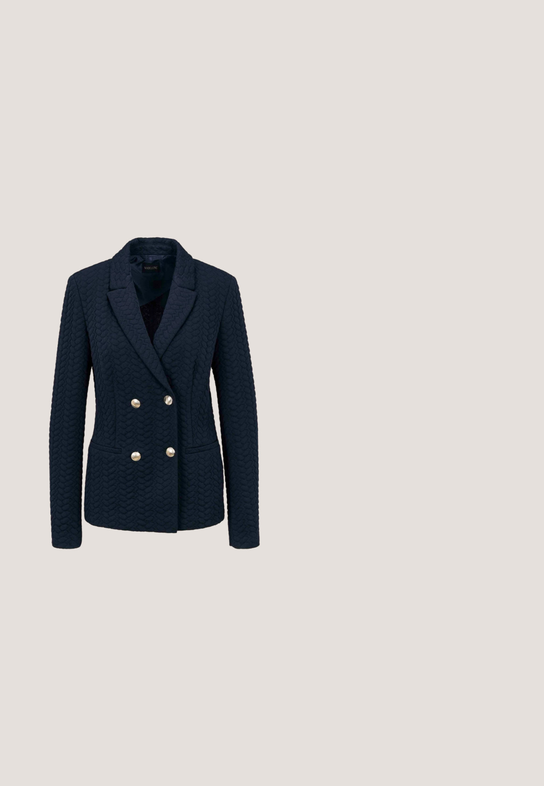 Donker marineblauw getextureerd colbert met vier gouden knopen en een notched reverskraag over een lichtblauw gestreept overhemd.; Wit overhemd met lange mouwen, knopen, kraag en borstzak, platliggend op een witte achtergrond.; Bruine katoenen broeken met een slim-fit ontwerp, vlakke voorkant en standaardzakken; gladde textuur en afgewerkte manchetten.; Bruine leren laarzen tot de knie met een gladde afwerking, een ronde neus, een decoratieve band met een ronde gesp en een lage stapelhak.; Codello ZODIAC STERNZEICHEN - Sjaal - beige; Leren riem in bruin met een gladde textuur, voorzien van witte stiksels, een ronde zilveren gesp en een eenvoudig ontwerp met riemgaten.
