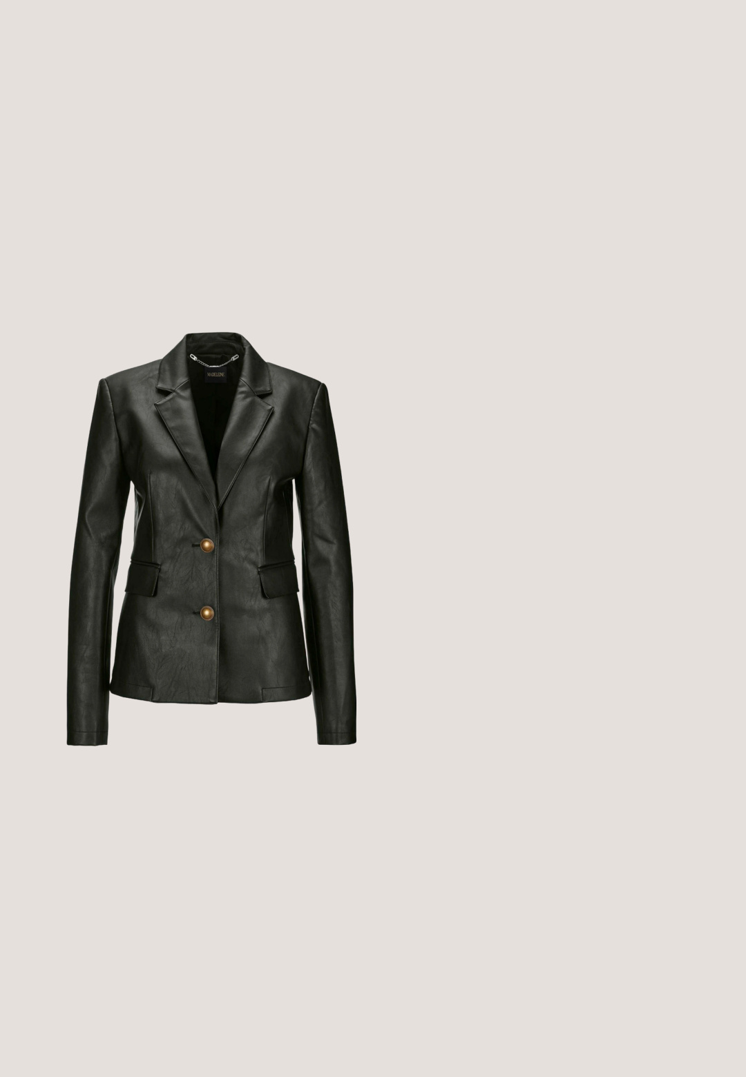 Schwarze Lederblazer mit strukturiertem Design, mit Reverskragen, zwei goldenen Knöpfen und zwei Fronttaschen. Glatte Textur mit dezentem Grain.; Kurze ärmelige, cropped weiße Bluse aus Baumwolle mit zwei Brusttaschen, Knopfleiste vorne und einem Logopatch auf der linken Tasche.; Weite schwarze Hosen aus weichem Stoff, mit scharfen Falten und einem strukturierten schwarzen Gürtel mit einer goldenen Schnalle.; Schwarze Lederknöchelstiefel mit strukturiertem Finish, silbernen Nieten an der Seite und einem metallischen Schnallenriemen. Verfügt über einen Reißverschlussverschluss an der Oberseite.; Schwarze, halbmondförmige Umhängetasche aus Leder mit verstellbarem Riemen und kleinem goldenem Logo in der Mitte vorne.; Schwarzer Ledergürtel mit silbernen Nieten und einer silbernen rechteckigen Schnalle mit eingraviertem stilisiertem Design, auf weißem Hintergrund aufgerollt.