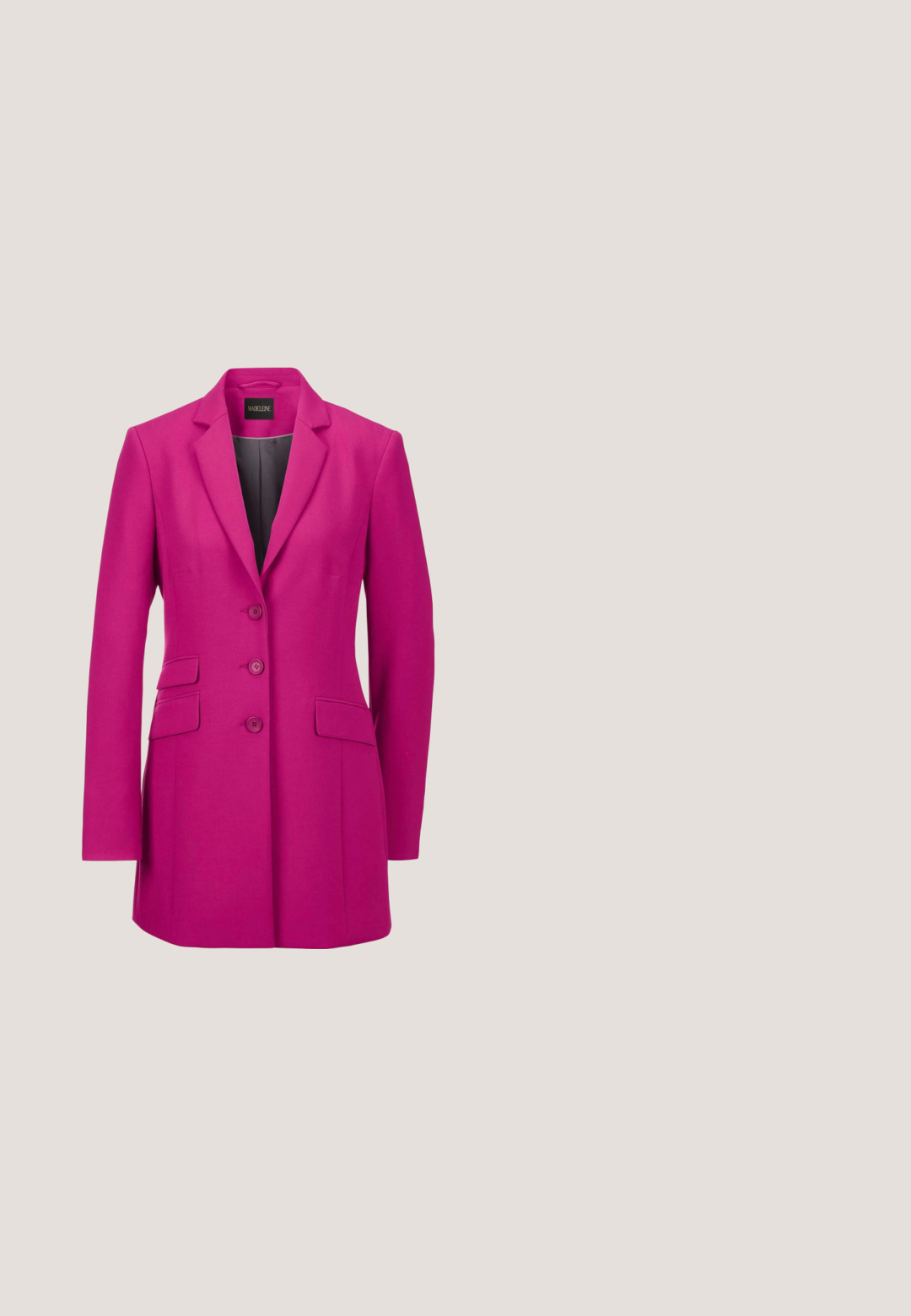 Fuchsia blazer van soepel materiaal, met een notch-kraag, drie knoopsluitingen, twee voorzakken en een gestructureerde silhouet.; V-hals lange mouw top in levendig fuchsia, gemaakt van gladde stof met een relaxte pasvorm en eenvoudige zooms. Merklabel op de kraag weergegeven.; Fuchsia broek gemaakt van soepel materiaal, met een getailleerde pasvorm, rechte pijpen en een vlakke voorkant met riemlussen.; Roze suede hoge hak slingback schoen met een spitse neus en een bewerkte strap over de wreef, met een slanke kegelhak.; Roze leren handtas met een gestructureerde vorm, dubbele handvatten en een afneembare schouderriem. Opvallende gouden hardware en slotdetail.; Gouden ring met vijf ronde, facetteerbare roze edelstenen, gezet in klauwzettingen, met een gladde binnenband en een gepolijste afwerking.