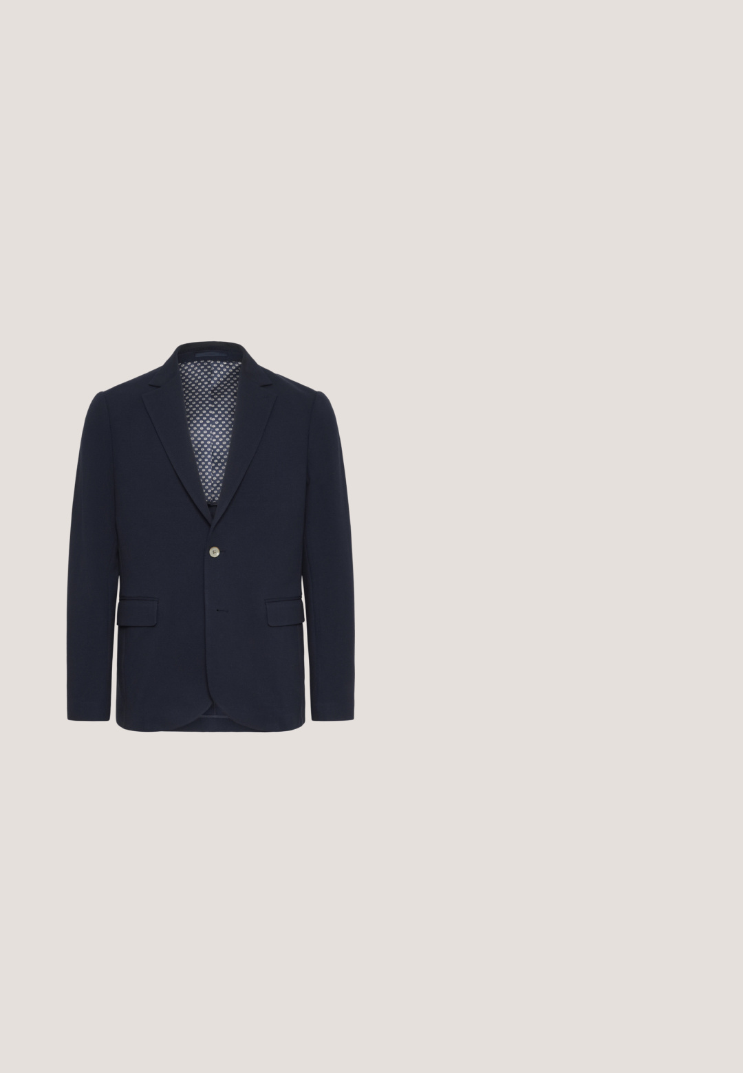 Blazer azul marino hecho de tejido texturizado, con un solo botón, dos bolsillos frontales y un forro interior con estampado.; Camisa de vestir azul claro de manga larga con cuello blanco y puños blancos, abotonada por delante, mostrada sobre fondo blanco.; Chinos de algodón azul marino con corte recto, dos bolsillos frontales y un sutil detalle de costura, que cuentan con una cinturilla con cierre de botón.; Mocasín de cuero marrón con detalle de borlas, descansando sobre una alfombra beige texturizada frente a un sofá de color arena claro.; Corbata estrecha de color azul oscuro con rayas diagonales rojas distribuidas uniformemente a lo largo de toda su longitud.; Cinturón de cuero marrón con una hebilla de metal plateado, que presenta una textura suave y un diseño rectangular elegante. Sencillo y funcional.