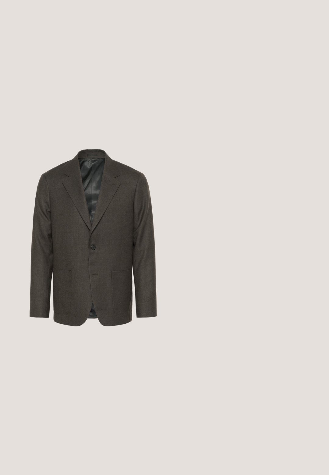 Donkergrijze wollen blazer met een notch-lapel, enkele knoopsluiting, twee voorzakken en een soepele binnenvoering.; Donkerbruine blouse met lange mouwen, een puntige kraag en witte knopen aan de voorkant, weergegeven op een witte achtergrond.; Grijze geplooide broek gemaakt van gladde stof, met een rechte pijpdesign, een enkele knoopsluiting en schuine zijzakken.; Bruine leren dresschoenen met een gladde afwerking, ronde neus en veterontwerp. Beschikt over een stevige zwarte rubberen zool met grip.; Bruine stropdas met een gegraveerd bloemenpatroon in een lichtere tint, gemaakt van gladde stof met een puntige punt en een subtiele glans.; Bruine leren riem met zilverkleurige metalen gesp en twee riemlussen, getoond opgerold op een witte achtergrond.