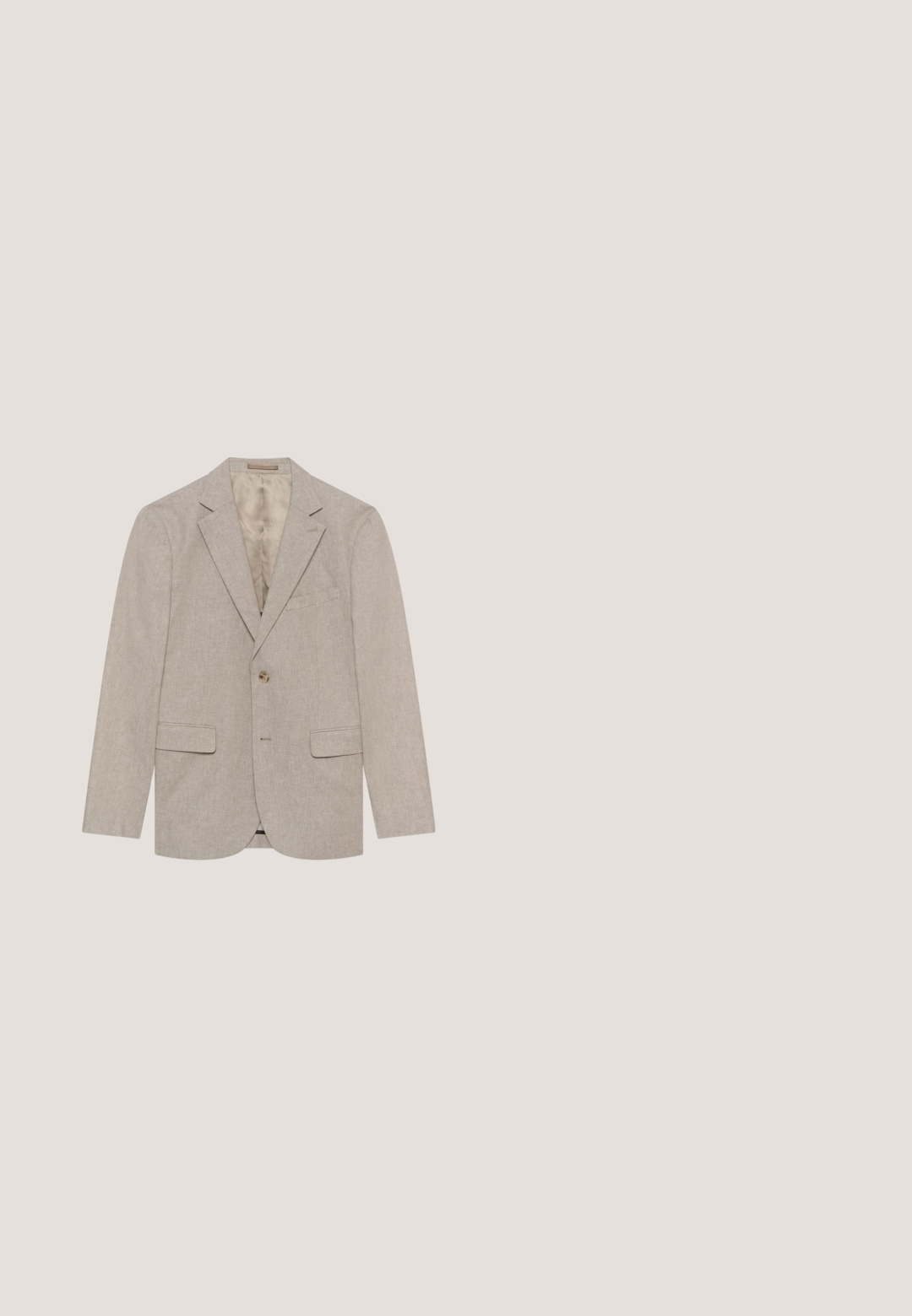 Beige enkeltknotteret blazer med indhak i krave, to forlommer med klap, en brystlomme, enkelt knaplukning og let foret.; Lys beige sansærmet top lavet af ribbet stof med rund halsudskæring og et lille label ved kanten. Enkel og tætsiddende design.; Beige stribede bukser lavet af et tekstureret stof, med en lige pasform og to runde knapper i taljen.; Sort læderloafer med robust sål og rødt indvendigt for, placeret i luften over beige tæppe og nær træmøbler.; Beige mulepose med lange hanke og sort tekst, der lyder "Cincinnati Ohio 1961 Champs" i fede store bogstaver.; Mørkebrun læderbælte med krokodilletekstur, sølvrektangulært spænde og afrundet metalspids, snoet på hvid baggrund.