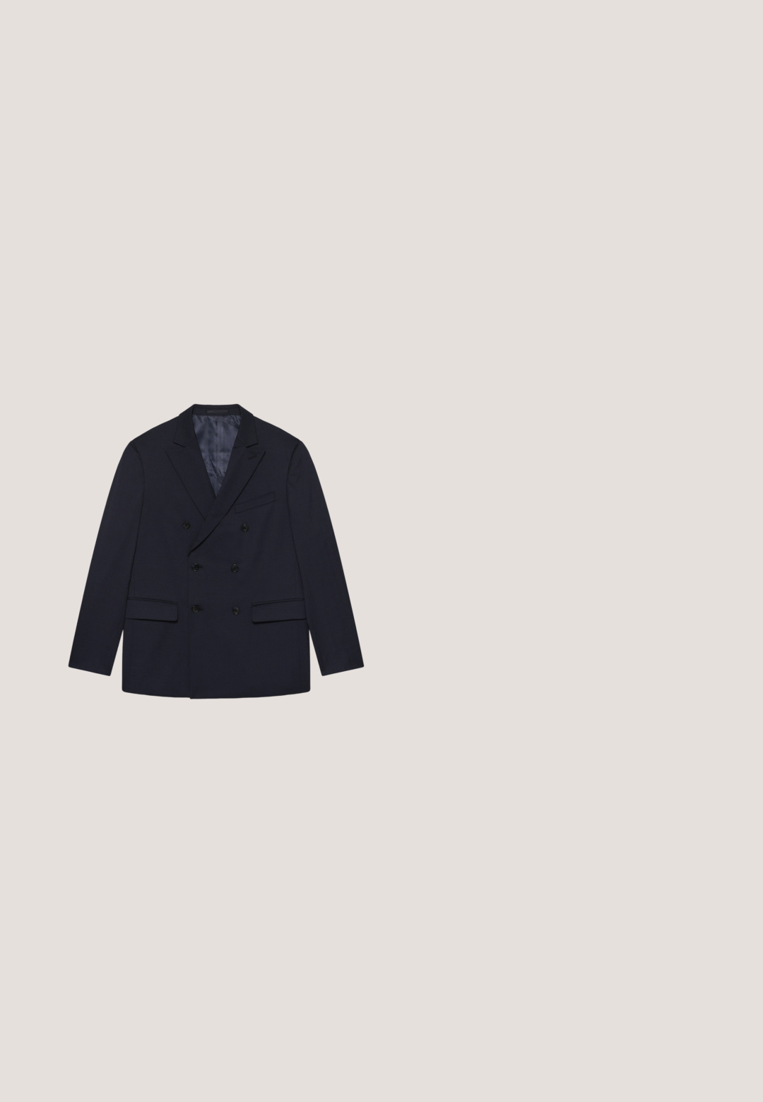 Mænds mørkeblå dobbeltradet blazer med seks sorte knapper, notched revers, to forlommer med klap og en brystlomme med kant, fuldt foret.; Lys blå langærmet skjorte lavet af stof med en glat tekstur. Har en klassisk krave, knaplukning foran og afrundet søm.; Mørkeblå bukser lavet af blødt stof, med elastisk talje, folder foran og manchetter. Glat tekstur, minimalistisk design.; Sort læder herresko med en blank, tekstureret finish, der ligner skæl, spids tå og lav hæl. Har snørelukning.; Blåt slips med et gentaget mønster af små sorte cykler, jævnt fordelt langs hele længden på en hvid baggrund.; Sort læderbælte med struktur og en rektangulær sølvspænde med et sort geometrisk mønster, vist sammenrullet på en hvid baggrund.
