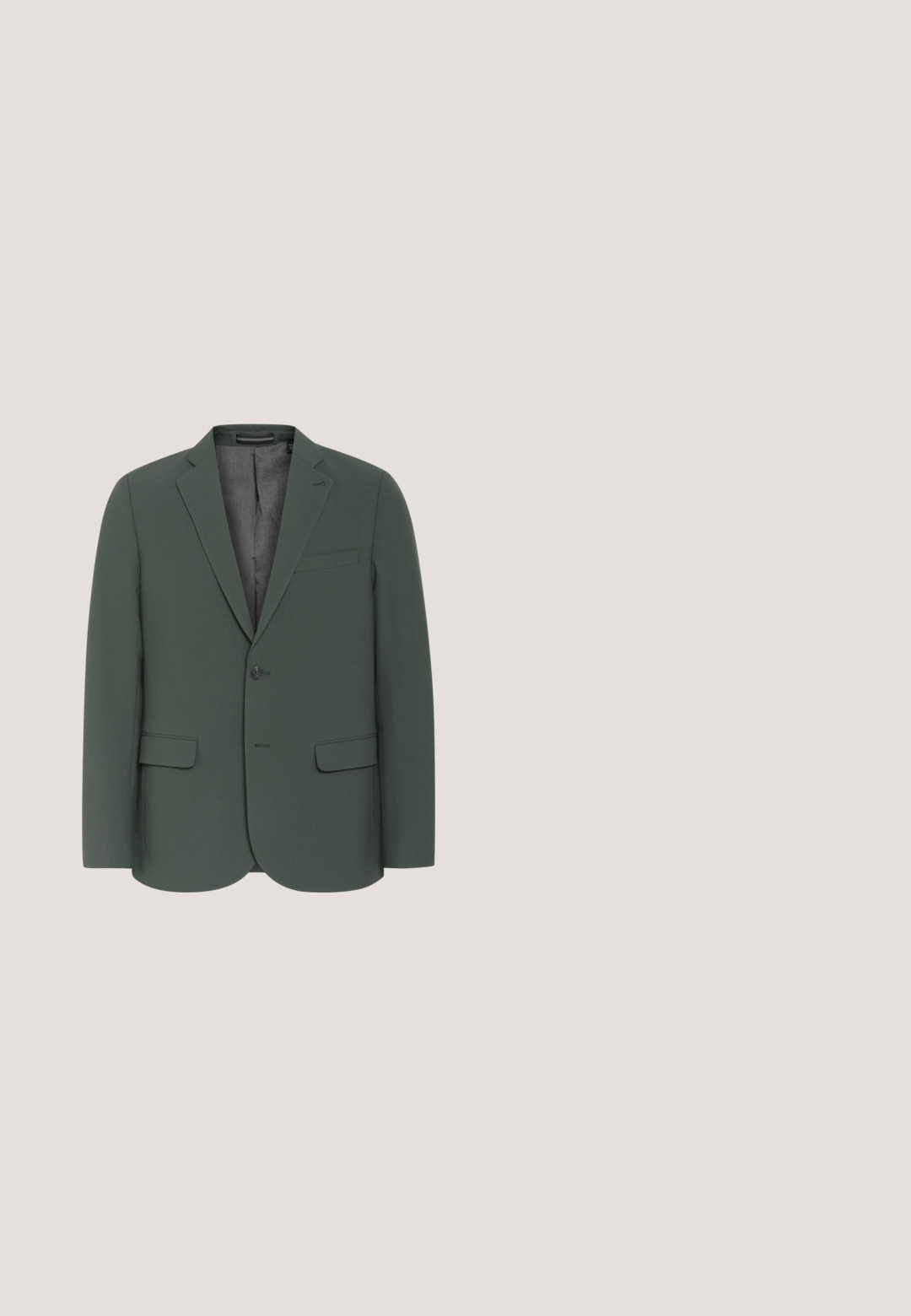 Ein dunkelgrüner Einreiher-Blazer aus glattem Stoff, mit Reverskragen, zwei vorderen Taschen und einer Brusttasche.; Weißes Langarmhemd mit vertikalen marineblauen Streifen, Knopfleiste und klassischem Kragen. Manschetten mit schmalen passenden Streifen, Baumwollmaterial.; Marineblaue, maßgeschneiderte Hose mit Knopf- und Reißverschluss vorne, Gürtelschlaufen und Seitentaschen, gezeigt auf weißem Hintergrund.; Burgunderrote Leder-Loafers mit dicker Gummisohle, geflochtenem Akzent an der Vorderseite und geprägtem Logo an der Ferse. Glatte Textur, elegantes Design.; Grüne Krawatte mit marineblauen und weißen diagonalen Streifen auf hellem grauem Hintergrund.; Brauner Leder Gürtel mit einer mattschwarzen Metall Schnalle, die eine glatte Textur und eine verjüngte Endausführung aufweist. Enthält einfache Nähdetails.