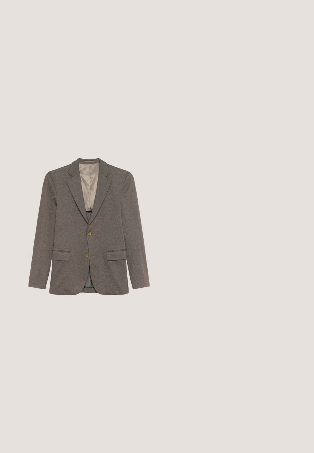 Brun blazer med fiskebensmønster, notched revers, to frontlommer og lukning med to knapper. Har et lysfarvet satinfore.; Grå linnedeskjorte med lange ærmer, knapper foran, klassisk krave og mørke knapper, lagt fladt på en hvid baggrund.; Brune, strukturerede bukser med et hørmønster, der har en snøre i taljen og to frontfolder. Lige ben-design.; Mørkebrun ruskinds loafer med flad sål, rund tå og stropdetalje over toppen, vist i profil på en lys baggrund.; Brun læder toilettaske med en tekstureret overflade, lynlås lukning og et sidehåndtag. Firkantet form, glatte kanter, minimal branding.; Brunt ruskind bælte med sort metal spænde, rullet sammen på en ensartet lys baggrund.