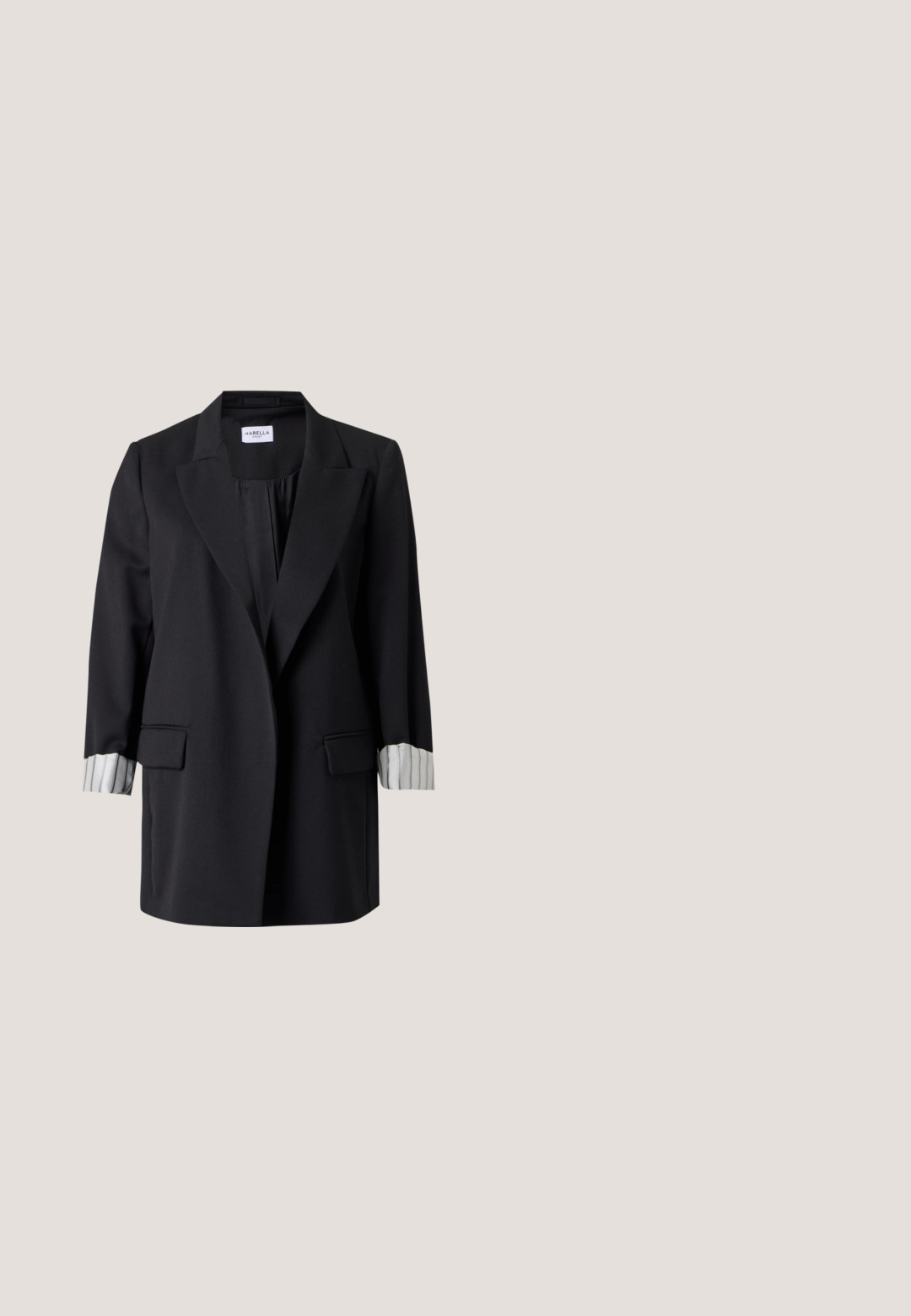 Schwarzer langer Blazer mit eingeschnittenem Revers, zwei vorderen Pattentaschen und weißen Manschetten mit schwarzen vertikalen Streifen, umgekrempelt.; Schwarzes Oberteil mit Blumenmuster und Rüschenträgern, mit einem hellgelben und weißen abstrakten Design, tailliertem Bund und weicher Stofftextur.; Rosa gemusterter Rock mit einem fließenden, weiten Schnitt und einem glatten, leichten Stoff. Das Muster umfasst Variationen von hell- und dunkelrosa.; Schwarze Lackleder Slingback-Absätze mit spitzem Schuhblatt, niedrigem Blockabsatz und verstellbarem Knöchelriemen mit goldener Schnalle.; Schwarze Ledertasche mit gerafftem Design, einem einzelnen Riemen, silbernem Metallrahmen und zwei großen runden silbernen Verschlüssen.; Ein Paar polierte silberne Creolen, jeweils mit einem glatten, runden Silberball-Anhänger an der Unterseite.