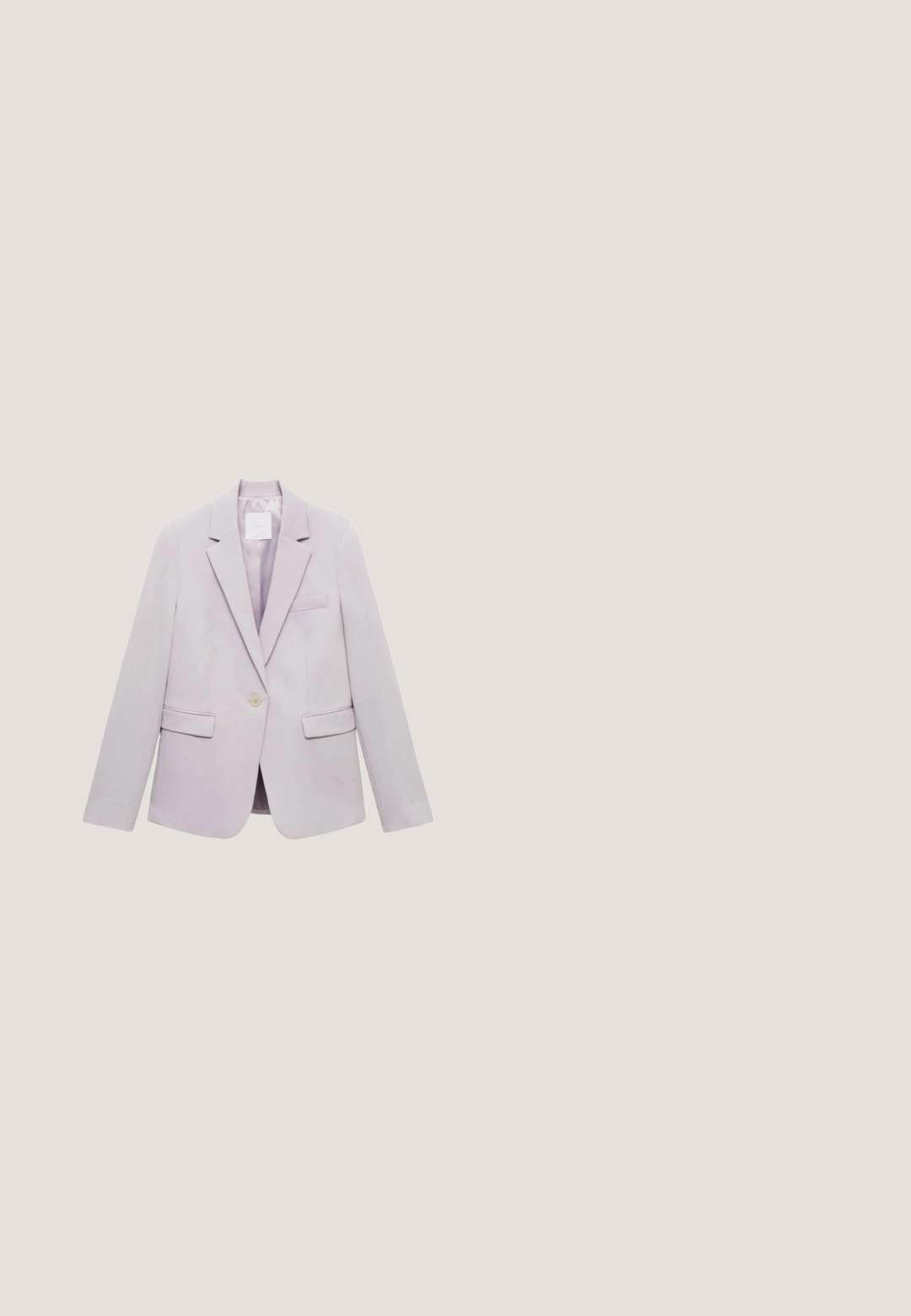 Lila blazer met een op maat gemaakt ontwerp, éénknops sluiting, twee voorkruiszakken en een reverskraag. Gladde stof met een lichte glans.; Roze mouwloze satijnen camisole met smalle spaghetti bandjes en een V-hals, label zichtbaar aan de binnenkant van de hals.; Lichtpaarse broeken met een ontspannen pasvorm, voorzien van plooien aan de voorkant, een knoopsluiting en zijzakken. Gemaakt van een lichte stof.; Sneakers met een bovenwerk van roze suède en wit textiel, voorzien van een rond logo, een gevoerde kraag en een wit, gestructureerd tussenzool.; Kleine, gestructureerde handtas van zachtroze leer met twee ronde handvatten, decoratieve hardware-accenten en een ritsluiting.; Zilveren ketting armband met kleine amethist stenen en een halve maan hanger, verstelbare sluiting op witte achtergrond.