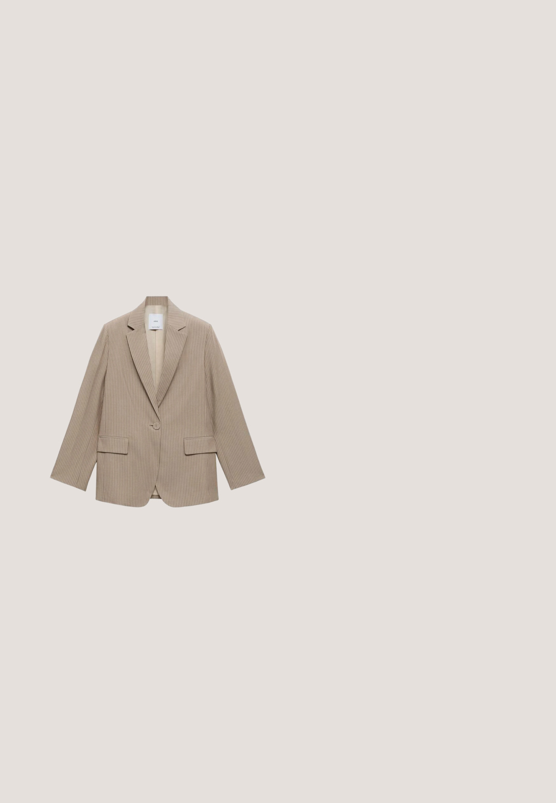 Beige pinstripe blazer met lange mouwen, reverskraag, een enkele knoopsluiting en twee voorzakken. Gladde textuur.; Bruine jumpsuit met één schouder, wijde pijpen en verstelbare strik op de linkerschouder.; Bruine suède slide-sandaal met twee decoratieve kwastjes in beige en tan op het bandje en een tan rubberen zool met golvende randen.; Vierkante schildpaddenbril met bruine verloopglazen en gouden decoratieve accenten op de pootjes.; Bruine en beige geweven handtas met gevlochten handvat en kwastaccenten, gemaakt van dik garen in een vierkant patroon.; Verstelbare bruine koordarmband met afwisselend kleine donkerbruine en gouden kralen en een kleine gouden vogelbedel aan het uiteinde van één koord.