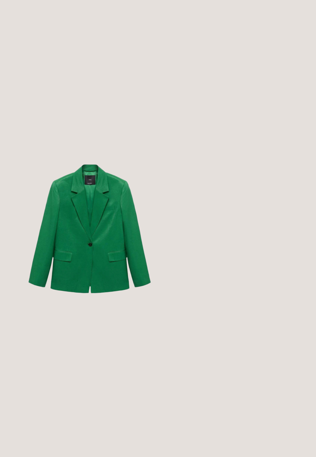 Groene blazer van soepel materiaal, met uitsneden revers, een enkele knoopsluiting, twee voorzakken en een gestroomlijnde silhoeët.; Zwarte off-the-shoulder top met lange mouwen, met een gedrapeerd ontwerp en een soepele textuur voor een aansluitende silhouet.; Zwarte, slankvallende broek met witte polka dots, riemlussen, voorzakken en een knoopsluiting in de taille.; Zwarte plateausandalen met een dikke zool, voorzien van gekruiste lederen banden en een verstelbare enkelriem voor een stevige pasvorm.; Zwarte zonnebril met cat-eye vorm, dikke kunststof montuur, donkere lenzen en zilveren "L37" graveerwerk op de arm. Hoogglanzende afwerking.; Zwarte leren handtas met dubbele ronde handvatten, strak ontwerp, gladde textuur en een ritssluiting. Zijaccenten hebben bijpassende ritsen.