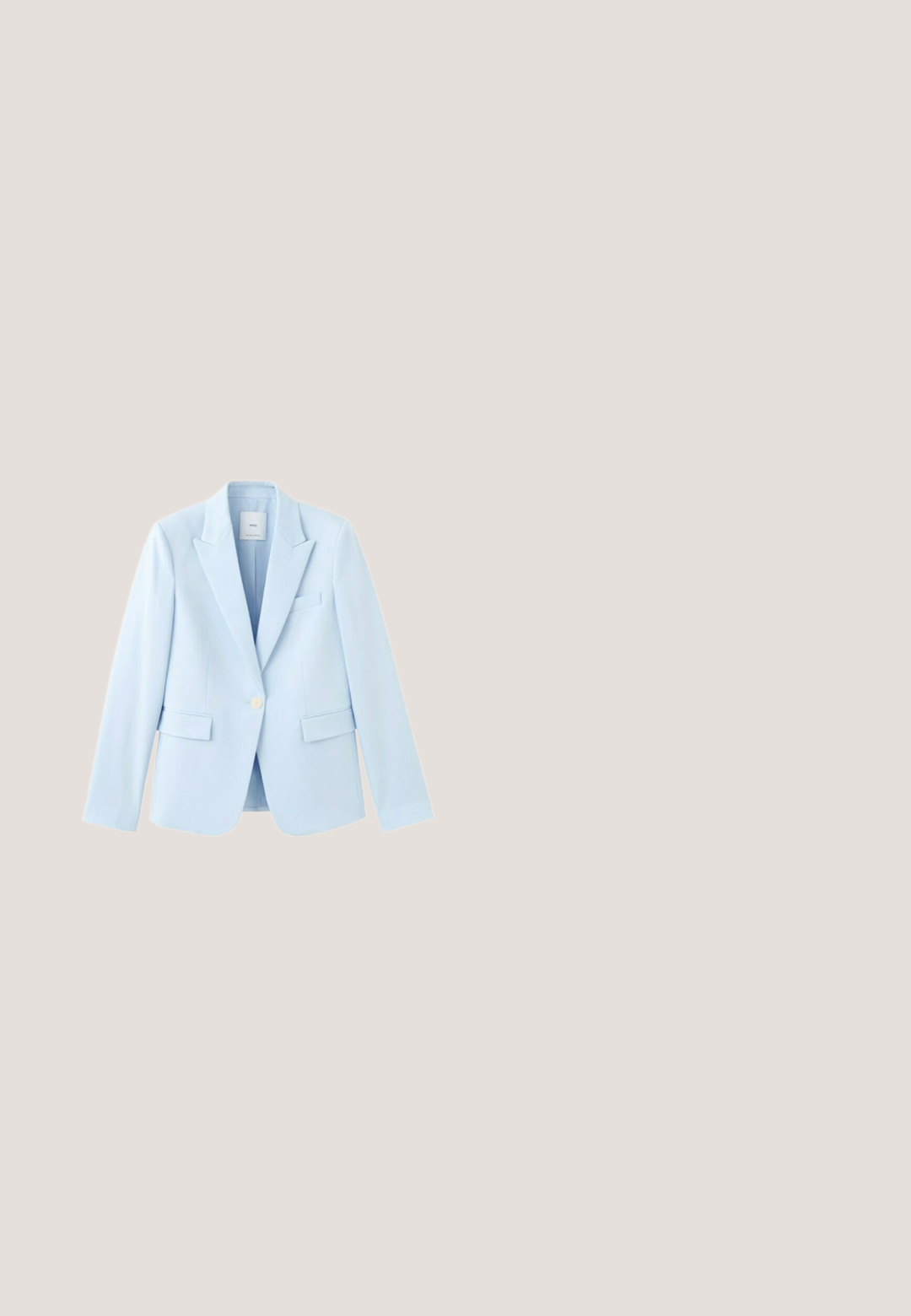 Lichtblauw colbert met één knoop, inkeping revers, klepzakken en een slanke, op maat gemaakte pasvorm, getoond tegen een witte achtergrond.; Blauwe satijnen wikkeljurk met korte vlindermouwen, een V-halslijn, een strik aan de taille en een gerimpelde zoom voor extra textuur.; Witte sandalen met lage hak en enkelbandje, puntige neus en decoratieve strik aan de voorkant, zijaanzicht op een effen achtergrond.; Zonnebril in vierkante vorm met gouden metalen montuur en blauw naar bruin verloopglazen op een witte achtergrond.; Witte handtas met gouden handvat, gevlochten kettingband verweven met blauw-wit bloemenstof en klein gouden logo aan de voorkant.; Gouden creolen met rechthoekige blauwe edelstenen die in een omlijsting hangen tegen een effen witte achtergrond.