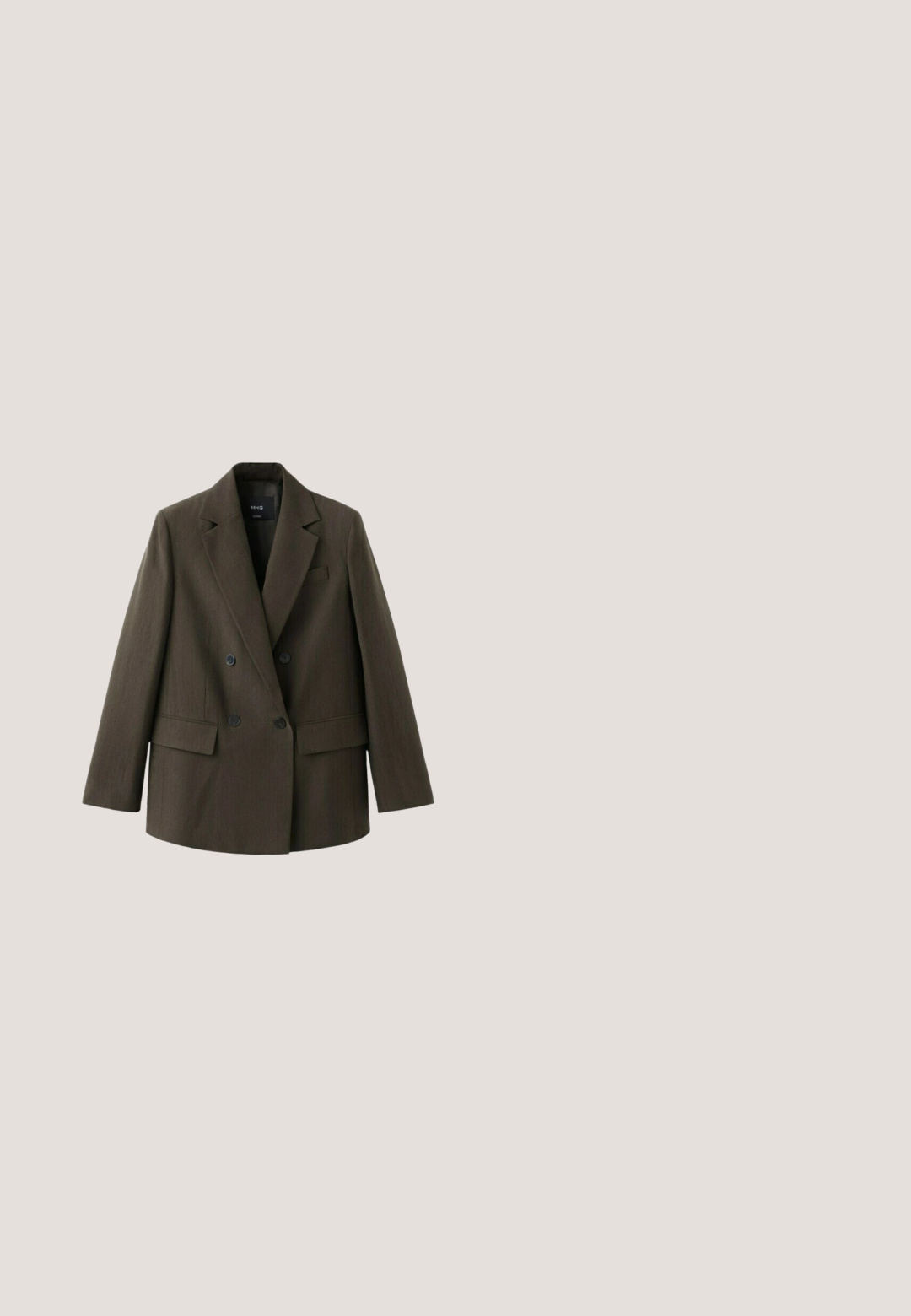 Mørkebrun dobbeltradet blazer med brede revers, to forlommer med klap og to sorte knapper på hver side, lagt fladt på en hvid baggrund.; Langærmet overdel i mørkebrun stof med draperet halsudskæring, afslappet pasform og glat tekstur. Enkel design uden synlige lukninger.; Oliven grøn pencil skirt i faux læder med en glat tekstur, knælængde, der har lodrette sømme for et skræddersyet look.; Knæhøje sorte læderstøvler med et slankt design, rund tå og kraftig plattform heel. Har elastiske detaljer på siderne.; Sorte katteøje-solbriller med mørke linser og gyldne stænger, vist mod en lys baggrund.; Brun halvmåneformet håndtaske med polstret håndtag, der har sorte teksturerede stofdetaljer på hver side og lynlås lukning.