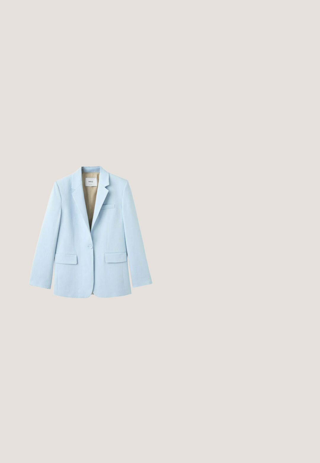 Lyseblå blazer med enkelt knap, hakkrave, to lommer med klap og en brystlomme med kant, foret med beige stof.; Blå blomster maxi kjole lavet af flydende stof, med asymmetrisk design på den ene skulder, delikat bånddetalje og subtilt falmende mønster.; Hvid lavhælet pump med spids tå, en sløjfedetalje foran og en justerbar ankelrem med en lille spænde.; Hvide katteøje-solbriller med mørke polariserede linser og en ramme af genanvendt polycarbonat på en ensfarvet hvid baggrund.; Lyseblå kuvertclutch lavet af glat stof, med en logo-plade i sølvfarve og en aftagelig kædestrop.; Hvid perlearmbånd med sølv accenter, der indeholder perler i forskellige former og charm vedhæng, sikret med en metalspænde.