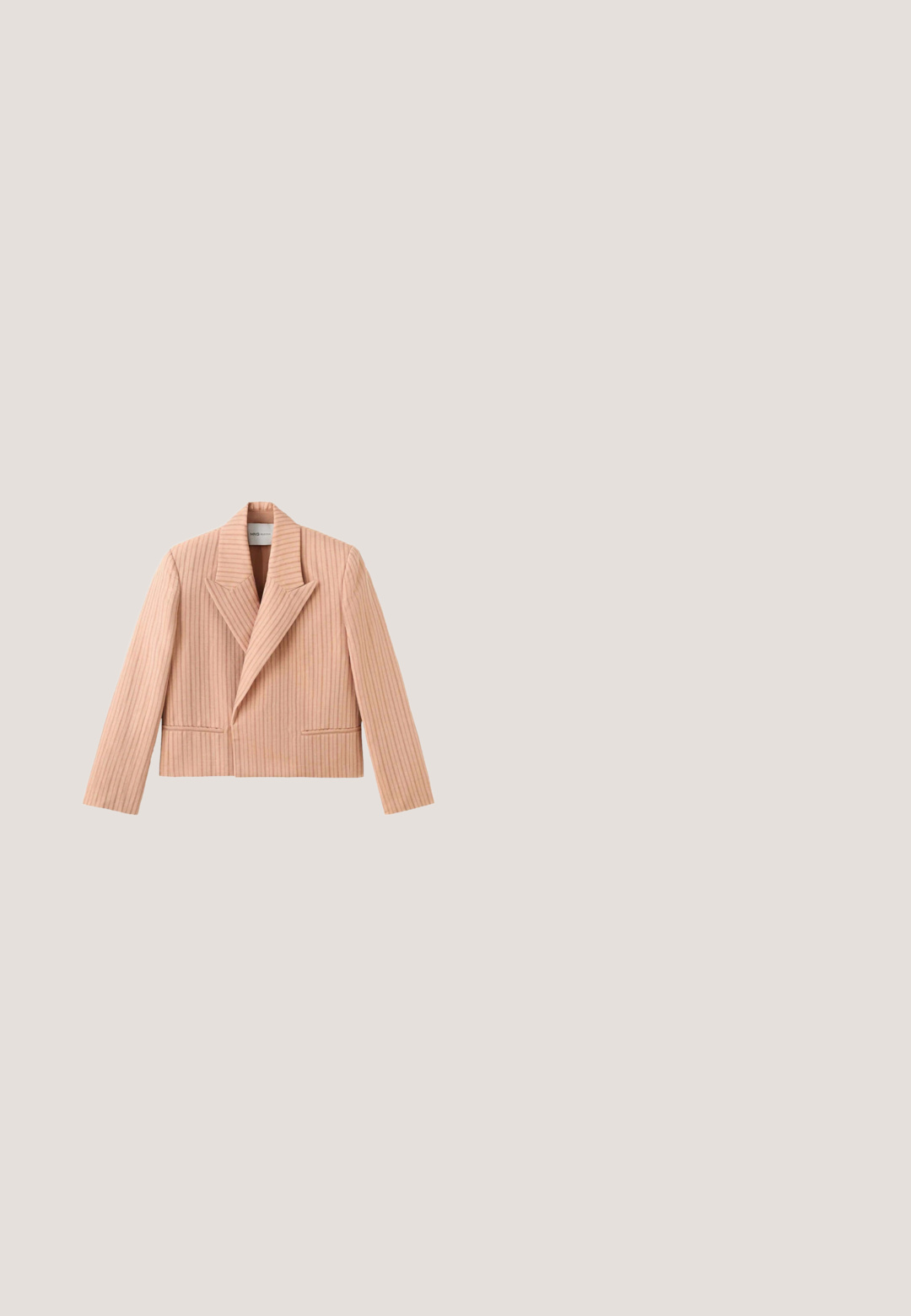 Blazer court rose clair à rayures verticales, larges revers et manches longues, présenté sur fond blanc.; Blouse crème avec motif floral rose, bordure en dentelle le long de l'encolure, de la taille, des manches et de l'ourlet, et manches longues bouffantes avec poignets élastiques.; Pantalon large taille haute rose clair avec plis, poches avant, passants pour ceinture et fermeture dissimulée à l'avant.; Escarpin slingback rose pâle avec bout pointu, finition en cuir verni brillant, bride élastique et talon fin orné d'un accent doré.; Lunettes de soleil roses translucides de style œil de chat avec des branches dorées et des verres dégradés posées sur une surface blanche.; Pochette rectangulaire en cuir rose clair avec fermoir doré en forme de cœur et bracelet détachable, sur fond blanc.