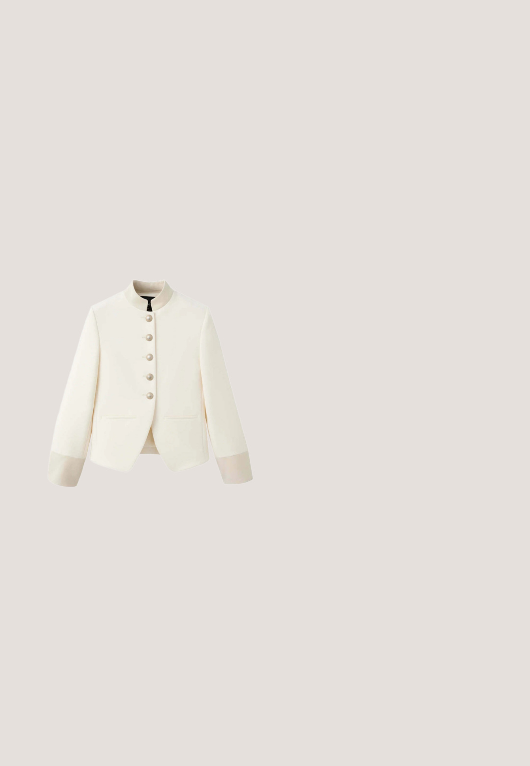 Blazer blanc court avec col montant, cinq boutons de perle sur le devant, manches longues et deux poches fendues à l'avant.; Combinaison blanche sans manches à jambes larges, avec un col rond et une ceinture noire fine à la taille, présentée sur un fond blanc.; Sandale blanche à bout ouvert avec bride entre les orteils ornée de sequins ronds blancs superposés et talon fin de hauteur moyenne.; Lunettes de soleil en plastique blanc en forme d'œil de chat avec des verres dégradés marron, un détail de logo en relief sur le côté, et un design élégant et angulaire.; Petite pochette crème semi-circulaire brillante avec une fermeture à clapet dorée et une texture marbrée discrète.; Bracelet en chaîne dorée avec un centre rectangulaire en gemme claire et des rangées de petits cristaux ronds de chaque côté, fermoir à lobster et maillons ajustables.