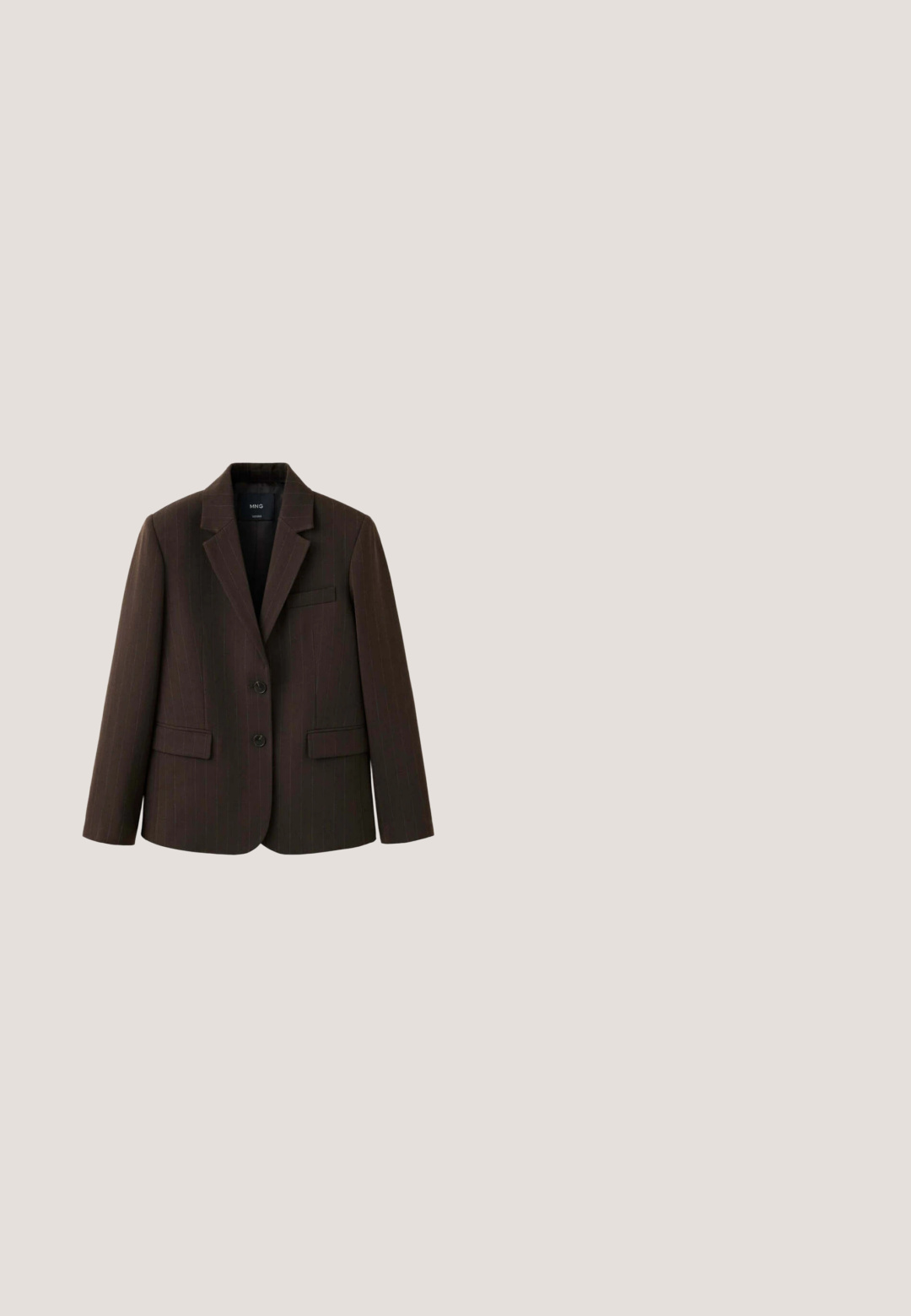 Blazer marron foncé à fines rayures, avec deux boutons, revers en encoche et poches à rabats, présenté sur fond blanc.; Chemise blanche à manches longues avec col pointu et manches retroussées, posée à plat sur un fond blanc.; Pantalon bordeaux à jambes larges en tissu lisse, avec plis devant, deux poches latérales et une ceinture plate.; Bottine en cuir bordeaux avec un bout pointu, un design épuré et un haut talon aiguille. Texture lisse avec un discret grain.; Lunettes de soleil œil de chat bourgogne avec des verres foncés, monture en plastique lisse et accents dorés sur les côtés. Design stylé et angulaire.; Sac à main en cuir violet foncé avec un design structuré, deux poignées, des accessoires dorés, un rabat plat avec un fermoir et un détail porte-clés.