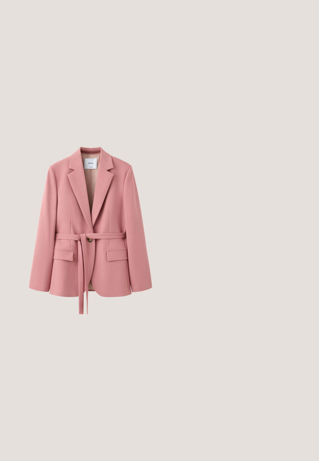Blazer rose pour femme avec revers crantés, ceinture à la taille, fermeture par boutons et deux poches à rabat à l'avant, présenté sur fond blanc.; Robe maxi florale présentant un mélange de teintes violettes et brunes, en tissu léger, avec de fines bretelles spaghetti et une silhouette fluide.; Escarpin en cuir suédé rose, à talon aigu et à bout pointu, avec un nœud décoratif sur le devant. Le talon stiletto ajoute de la hauteur et de l'élégance.; Lunettes de soleil avec une monture géométrique, des accents en métal rose doré et des verres teintés marron. Branches fines avec détail de logo, présentant une finition lisse.; Pochette en cuir rose avec bandoulière chaîne dorée, bouton-pression doré et logo « Lancaster Paris » en lettres dorées sur le devant.; Bracelet doré avec des pierres rondes roses et blanches alternées, chacune sertie dans un cadre en or individuel, doté d'un fermoir mousqueton et d'une chaîne réglable.