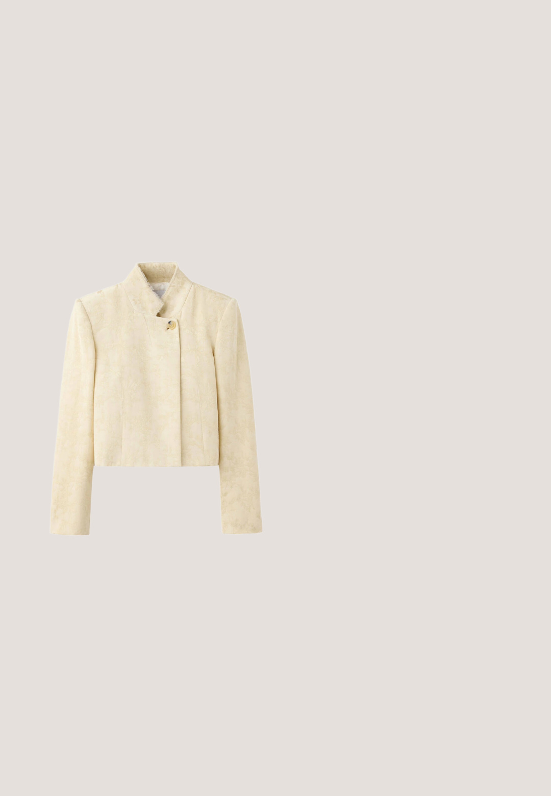 Veste courte couleur crème avec un motif floral subtil, manches longues, col montant et fermeture par un bouton au niveau du cou.; Haut sans manches pour femme de couleur crème avec fines bretelles et un ourlet évasé asymétrique sur fond blanc.; Pantalon en maille côtelée couleur crème avec design de jambes évasées, présenté à plat sur un fond blanc.; Chaussure slingback beige en suède, talon kitten bas et incurvé, bout pointu.; Lunettes de soleil beige à monture œil de chat translucide avec verres teintés marron sur fond blanc.; Sac à main en cuir beige avec double poignées, sangle à boucle à l'avant et patchs décoratifs arrondis de chaque côté.