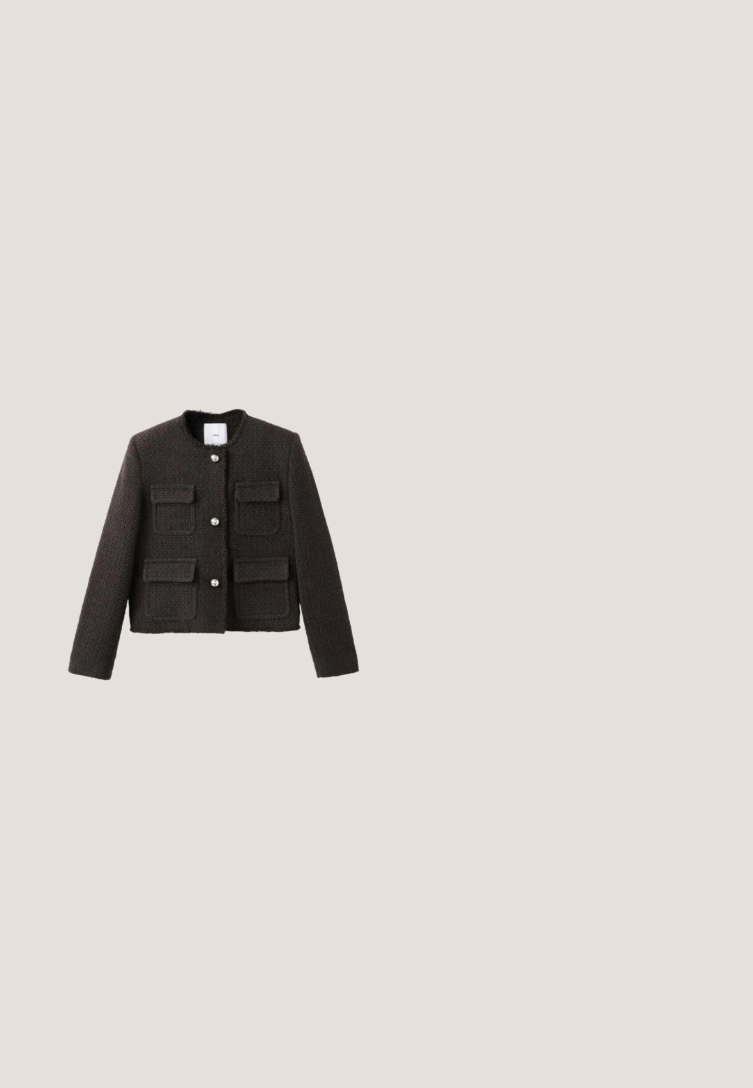 Veste noire cropped en tissu texturé, avec un col rond, quatre poches avant et une fermeture à boutons avec des boutons ronds en métal argenté.; Haut sans manches en maille côtelée marron foncé avec décolleté en V, détails à l'avant en forme de cache-cœur, et rayures texturées horizontales sur la moitié inférieure.; Pantalon bordeaux à jambes larges en tissu lisse, avec plis devant, deux poches latérales et une ceinture plate.; Pump haut en cuir bordeaux avec un bout pointu et un détail découpé sur le devant. Présente une texture lisse et élégante ainsi qu'un talon fin.; Sac à main en cuir brun foncé avec une finition lisse, une bandoulière ajustable et un fermoir doré sur fond blanc.; Bracelet chaîne en or avec une pierre précieuse rouge centrale et de petites perles transparentes, muni d'un fermoir mousqueton et d'une longueur ajustable.