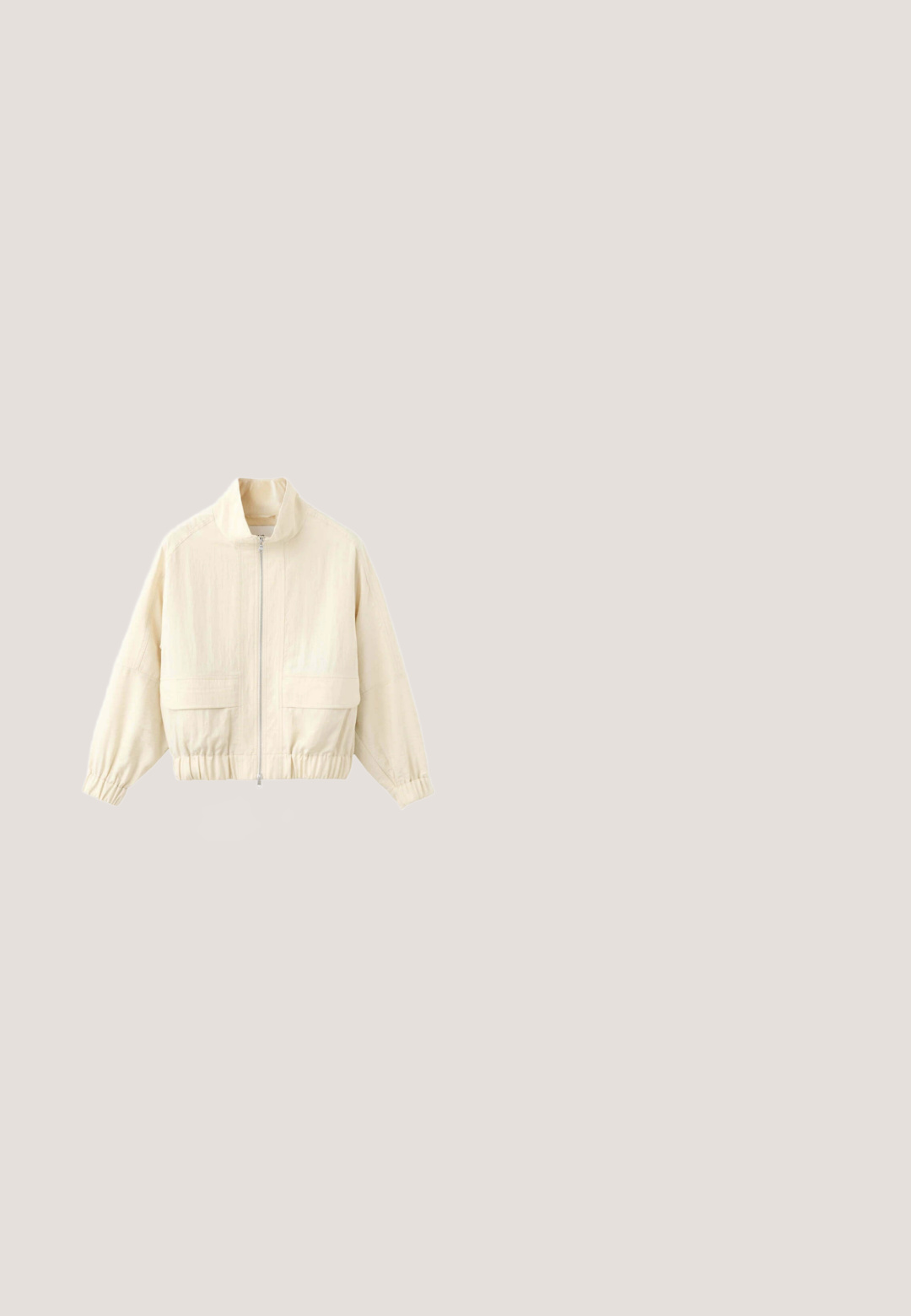 Veste crème zippée avec col montant, poignets et bas élastiques, et deux poches à rabat à l'avant, présentée sur fond blanc.; Combinaison courte crème à manches courtes avec pois noirs, col en V, taille élastique et fermeture par bouton avec ouverture en forme de goutte au niveau de la nuque.; Tongs beige avec semelle texturée et brides métalliques bronze en forme de Y sur fond blanc uni.; Lunettes de soleil en écaille de tortue avec des verres rectangulaires, monture épaisse et verres teintés foncés. Texture lisse et design minimaliste.; usha Cabas - white black; Collier composé de petites coquilles Saint-Jacques brun clair enfilées très serrées avec un fermoir en argent sur fond blanc.