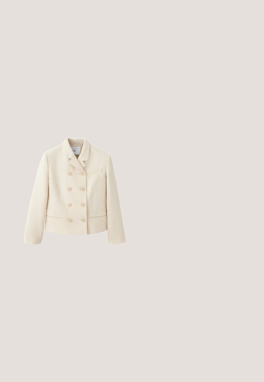 Blazer en laine couleur crème à double boutonnage avec six boutons, col à revers cranté et deux poches avant, présenté sur fond blanc.; Robe sans manches blanche dotée de mancherons à volants, d'un tissu texturé avec des détails brodés et d'une fermeture en trou de serrure à l'arrière.; Escarpin compensé beige avec tige en toile, bout ouvert et lacets en ruban doux. Compensé en jute texturé avec un motif tressé.; Lunettes de soleil avec des montures métalliques fines en or rose, des verres dégradés noirs et des embouts d'oreille noirs reposant sur une surface blanche.; Sac à main tissé beige avec des bords à franges, décoré de motifs d'œil bleu et de coquillages, et doté d'une fermeture à tour dorée.; Bracelet fin en chaîne d'or avec un pendentif central en forme de quadrilobe en perle et un fermoir réglable avec de petits détails en forme de cœur et de cristal.