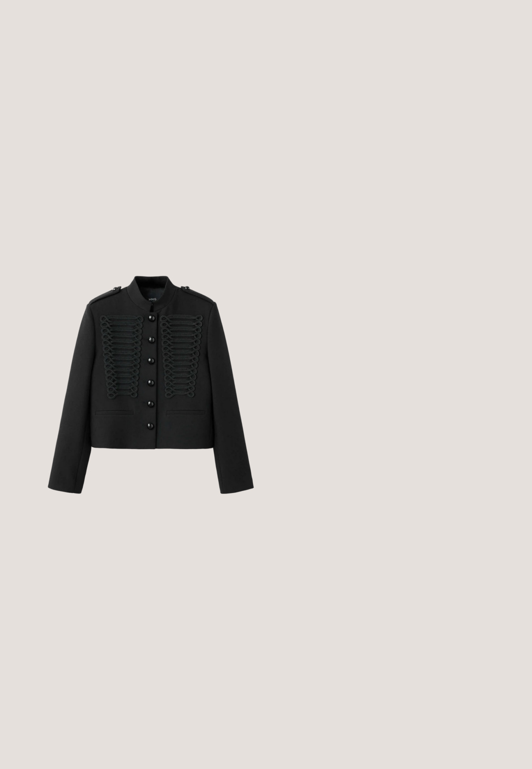 Zwarte jas in militaire stijl met decoratieve gevlochten bies aan de voorkant, knoopsluiting, opstaande kraag, schouderepauletten en lange mouwen.; Asymmetrisch zwart-wit bloemen top, met een enkele schouderontwerp, gemaakt van lichtgewicht stof met grote bladerenpatronen.; Zwarte slingback pump van lakleer met blokhak, spits toelopende neus, strikdetail en gouden gesp op het enkelriempje en de versiering op de neus.; Zwarte vierkante zonnebril met donkere glazen. Mat montuur met gouden logo-accenten op het montuurbeen. Gestroomlijnd ontwerp met dikke pootjes.; Zwarte gewatteerde rechthoekige handtas met gouden Love Moschino-logo en enkele schouderriem tegen een witte achtergrond.; Gouden ketting met een zwart, vierbladig klavertje pendant. De hanger heeft een gepolijste afwerking met een gladde oppervlakte.