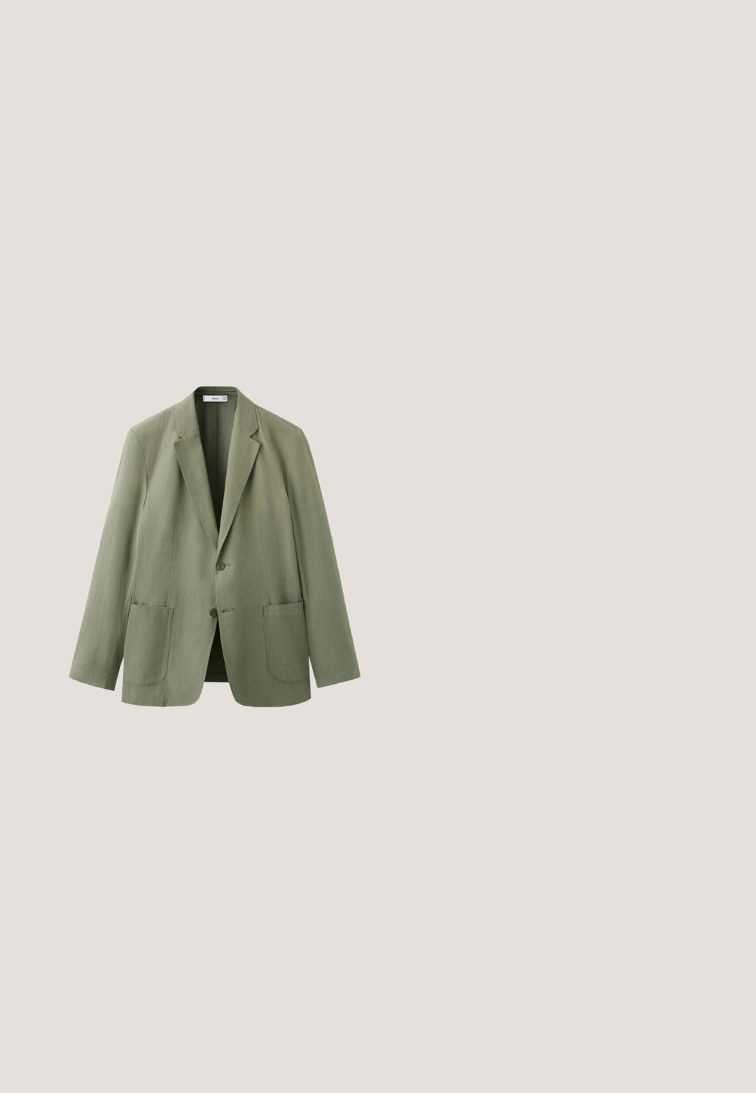 Blazer pour homme de couleur vert olive clair avec revers crantés, deux boutons et poches plaquées de chaque côté.; Chemise à manches longues avec boutons, rayures verticales vert clair et blanches, col pointu et poignets boutonnés, présentée sur un fond uni.; Pantalon gris clair sur mesure avec ceinture en tissu assortie et poches latérales, présenté à plat sur fond blanc.; Espadrille en toile vert olive, modèle slip-on, avec semelle enveloppée de jute et languette de traction au talon, présentée sur un fond blanc.; Grand sac de voyage vert olive avec des poignées noires, une poche zippée à l'avant et une bandoulière réglable fixée d'un côté.; Ceinture en tissu gris tressé avec une boucle en métal argenté et une bordure en cuir sur fond blanc.