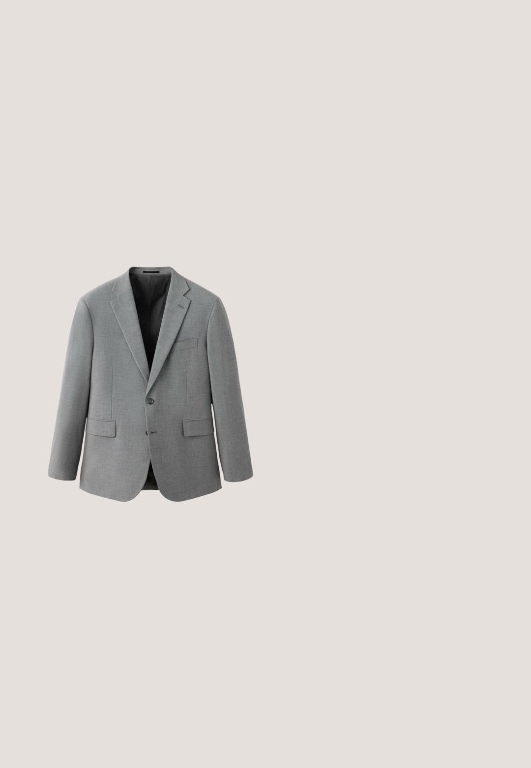 Blazer gris pour homme à simple boutonnage avec revers crantés, deux boutons, poches à rabat et une poche poitrine passepoilée, présenté sur fond blanc.; Chemise bleu clair à manches longues avec boutonnière et col, design simple et coupe légèrement ample, présentée sur fond blanc.; Pantalons plissés gris à coupe décontractée, en tissu léger. Comprend des poches avant et une fermeture à bouton à la taille.; Mocassin en cuir noir avec une semelle en caoutchouc épaisse et un détail classique de bride à monnaie, vu de côté extérieur.; Trousse de toilette rectangulaire noire en cuir avec poche zippée à l'avant et anse latérale sur fond blanc.; Ceinture en cuir noir avec une boucle en métal argenté brillant, présentant une texture lisse et un design minimaliste. L'intérieur est beige.