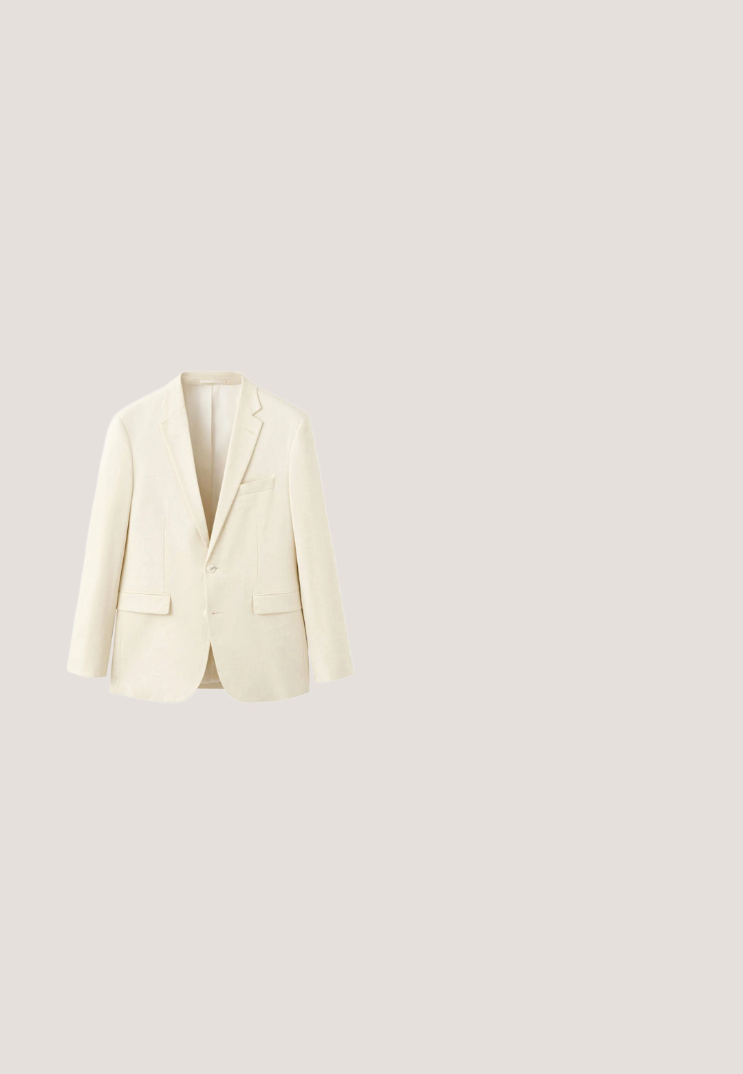 Blazer crème à un bouton avec revers à encoche, deux poches avant à rabat et une poche poitrine, présenté sur fond blanc.; Chemise à manches longues couleur pêche clair avec col classique et poignets, soigneusement présentée sur un fond blanc uni.; Pantalon beige sur mesure avec passants de ceinture, fermeture à boutons sur le devant, poches latérales et coupe slim.; Espadrille en daim marron à enfiler avec semelle en jute et patte en cuir au talon, vue latérale sur fond blanc.; Cravate beige clair avec un motif diagonal de fines lignes brunes espacées régulièrement sur un fond blanc uni.; Ceinture en tissu tressé marron avec boucle en cuir suédé et boucle métallique argentée en forme de D.