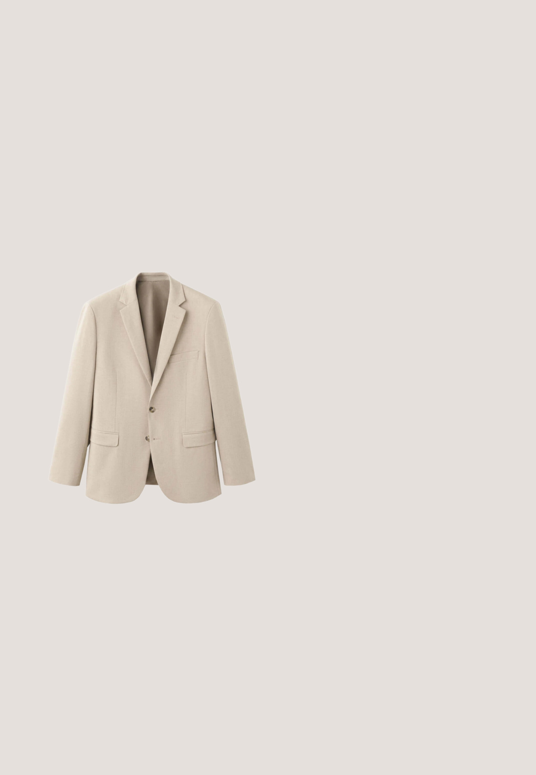 Beige herenblazer met twee knopen, notched revers, borstzak en twee voorzakken met klep, weergegeven op een witte achtergrond.; Witte kabelgebreide trui met een V-hals, voorzien van rode en zwarte gestreepte accenten bij de kraag en de zoom. Klein hartlogo borduursel op de borst.; Lichtblauw en wit gestreept overhemd met lange mouwen, een puntige kraag en een klein geborduurd logo op de borst.; Beige op maat gemaakte broeken met een rechte pijp, geplooid voorpand en riemlussen. Gemaakt van een gladde stof met een subtiele textuur.; Bruine leren herenschoen met zwarte zool, vetersluiting en subtiel geprofileerd merklogo op de hiel tegen een witte achtergrond.; Lichtgrijze paisley-stropdas set met bijpassende manchetknopen en pochet in zwarte geschenkdoos op witte achtergrond.