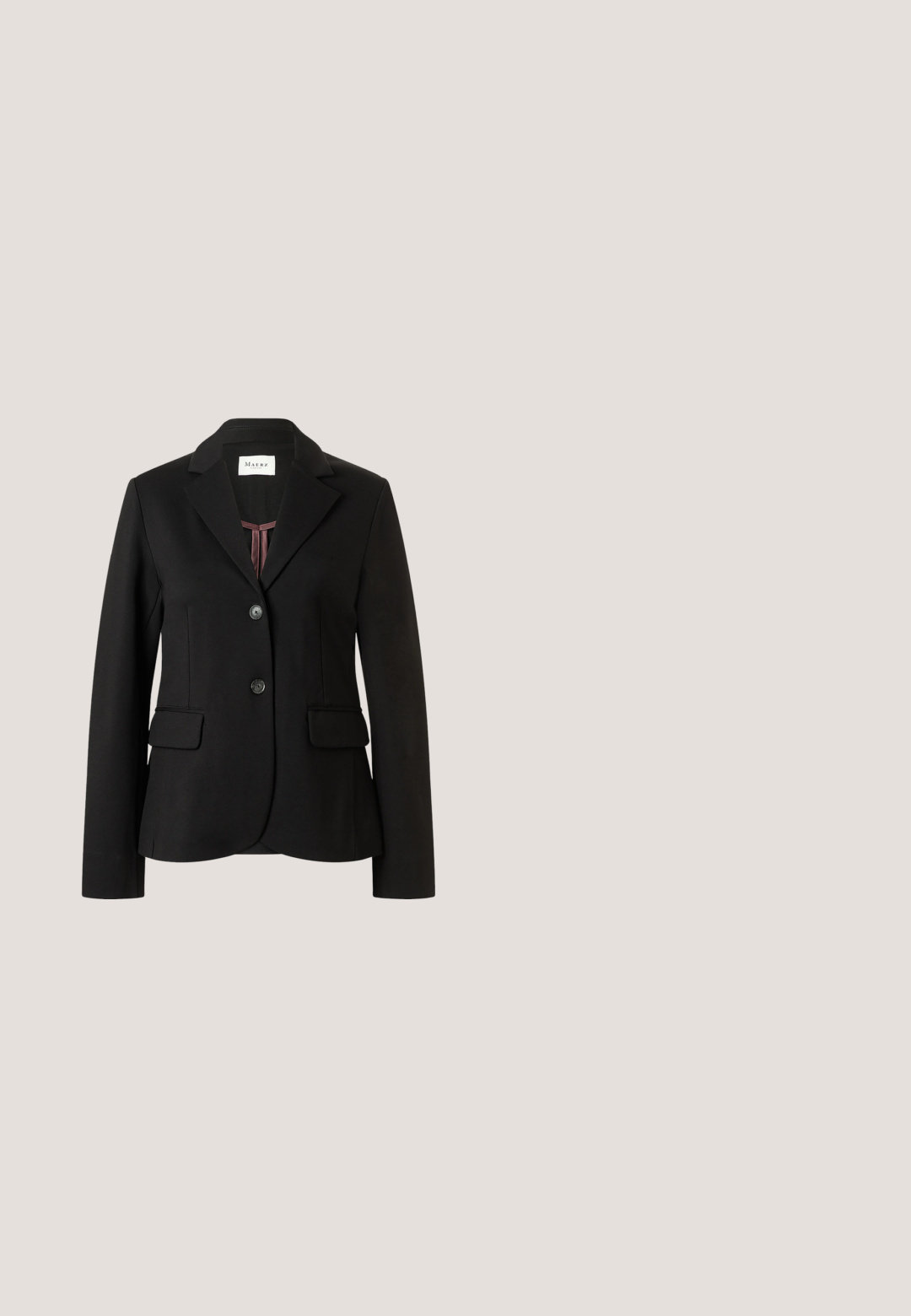 Sort skræddersyet blazer med to knapper, hakkede reverser, klaplommer og en lilla indvendig foring synlig ved halsudskæringen.; Hvid langærmet bluse lavet af glat stof. Har en rund halsudskæring og et enkelt design uden mønstre eller synligt hardware.; Grå skræddersyede damebukser med et diskret ternet mønster, lige ben, bæltestropper og forlommer, vist på en ensfarvet hvid baggrund.; Sorte læder lavhælede pumps med spidse tæer, ankelrem og struktureret finish. Simpelt design med en robust blokhæl.; Sort læderhåndledsclutch med lynlåslukning og fastgjort rem på hvid baggrund.; Guldplateret sterling sølv ring med et tekstureret bladdesign med detaljeret åre, cirkulær band og en poleret finish.