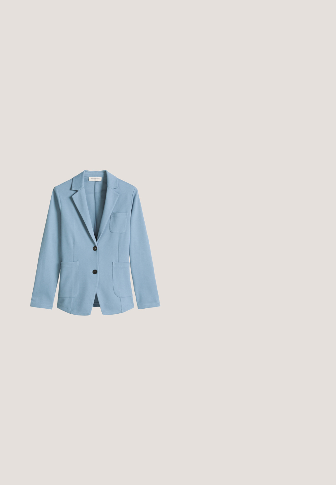 Hellblauer, maßgeschneiderter Blazer mit Kerbkragen, zwei schwarzen Knöpfen, drei aufgesetzten Fronttaschen und langen Ärmeln.; Helles blauer Pullover aus einem strukturierten Stoff, mit Dreiviertelärmeln und einem weiten Rundhalsausschnitt, sowie einem festen Bündchen am unteren Ende.; Hellblaue Hose mit Fischgrätmuster, schmal zulaufenden Beinen, vorderen Falten und aufgerollten Bündchen. Enthält seitliche Taschen und einen flachen Bund.; Hellgrauer Sneaker mit niedrigem Schaft, weißen Schnürsenkeln, dicker weißer Sohle und rundem metallischem Logo auf dem seitlichen strukturierten Einsatz.; Blaue Leder-Umhängetasche mit verstellbarem Riemen und rechteckiger goldener Schnalle an der vorderen Klappe.; Goldene Gliederarmband mit verstellbarem beigen Band und türkisfarbenem vierblättrigem Kleeblatt-Anhänger in der Mitte.