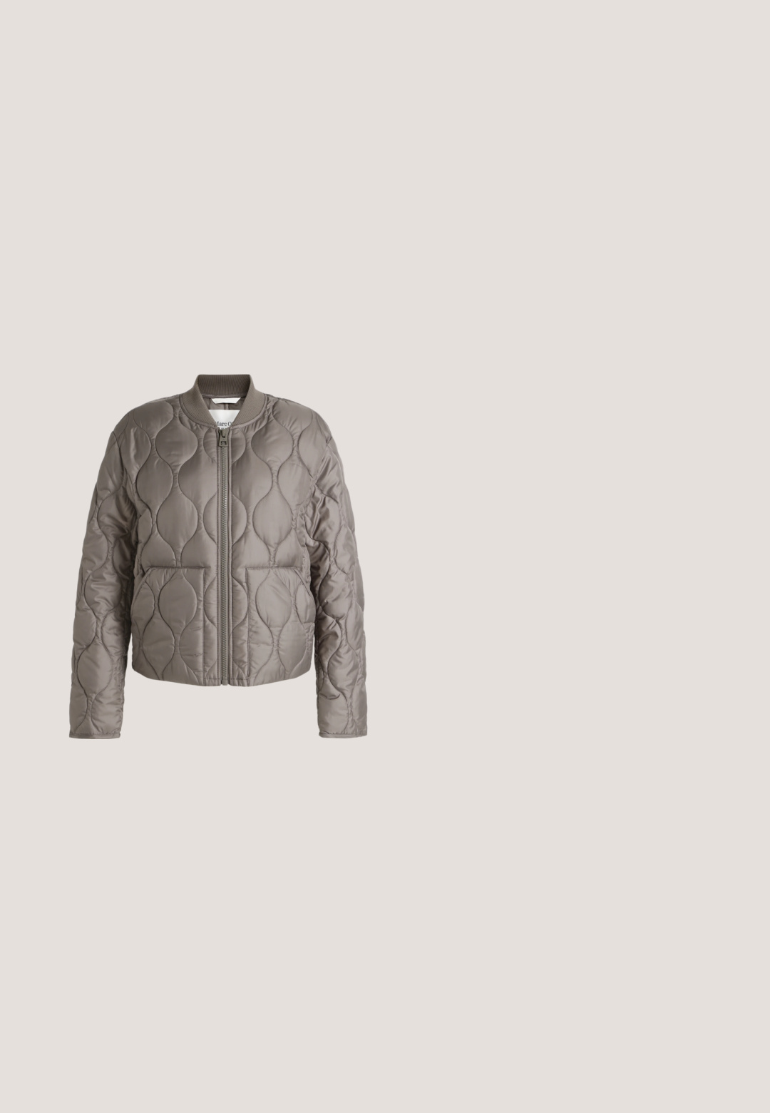 Taupekleurige gewatteerde jas met ritssluiting aan de voorkant, geribde kraag, twee voorzakken en gebogen gestikt patroon op gladde stof.; Beige gebreide top met korte mouwen, een ronde halslijn, zachte textuur en een losse pasvorm. De stof vertoont subtiele kleurvariaties.; Lichtblauwe high-waist straight-leg spijkerbroek met knoopsluiting, rits en vijfzakkenontwerp op een effen achtergrond.; Puntige beige suède enkelboot met een korte stilettohak en elastische zijpanelen voor eenvoudig aan- en uittrekken. Glad textuur met schone ontwerp lijnen.; Beige leren totebag met twee lange riemen, gladde textuur en een subtiel metalen accent aan de voorkant. Open ontwerp aan de bovenkant, ruim interieur.; Delicate dubbel gelaagde gouden ketting met gelijkmatig verdeelde kleine witte pareltjes op een eenvoudige lichte achtergrond.