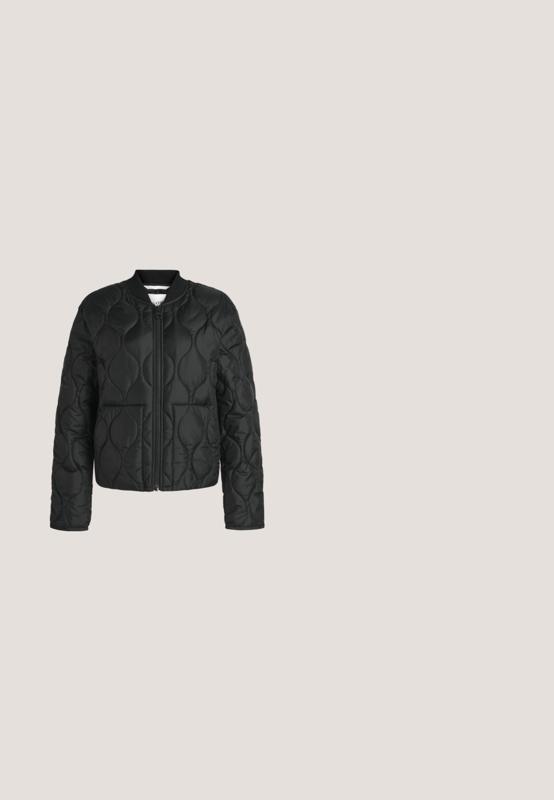 Schwarze, gesteppte Jacke mit Frontreißverschluss, geripptem Kragen, langen Ärmeln und zwei Fronttaschen. Mit wellenförmigem Steppmuster im Stoff.; Graues Hemd aus weicher Baumwolle mit Kragen, langen Ärmeln, einer Brusttasche und einem Knopfmanschette mit Logodetail.; Hoch geschnittene, weit geschnittene schwarze Jeans aus Denim, ausgestattet mit einem Knopfverschluss, Gürtelschlaufen und zwei hinteren Taschen mit gestickten Akzenten.; Schwarzer Leder-Stiefelette mit rundlicher Spitze, Seitennähten und einem massiven Blockabsatz. Glatte Textur und minimalistisches Design.; Schwarze Ledertasche mit zwei Griffen, abnehmbarem Riemen, magnetischer Klappe und glatter Textur. Reißverschluss oben und dekorative Naht.; Silberne Metallcreolen mit glatter, leicht gebogener Oberfläche und Klappverschluss vor schlicht weißem Hintergrund.