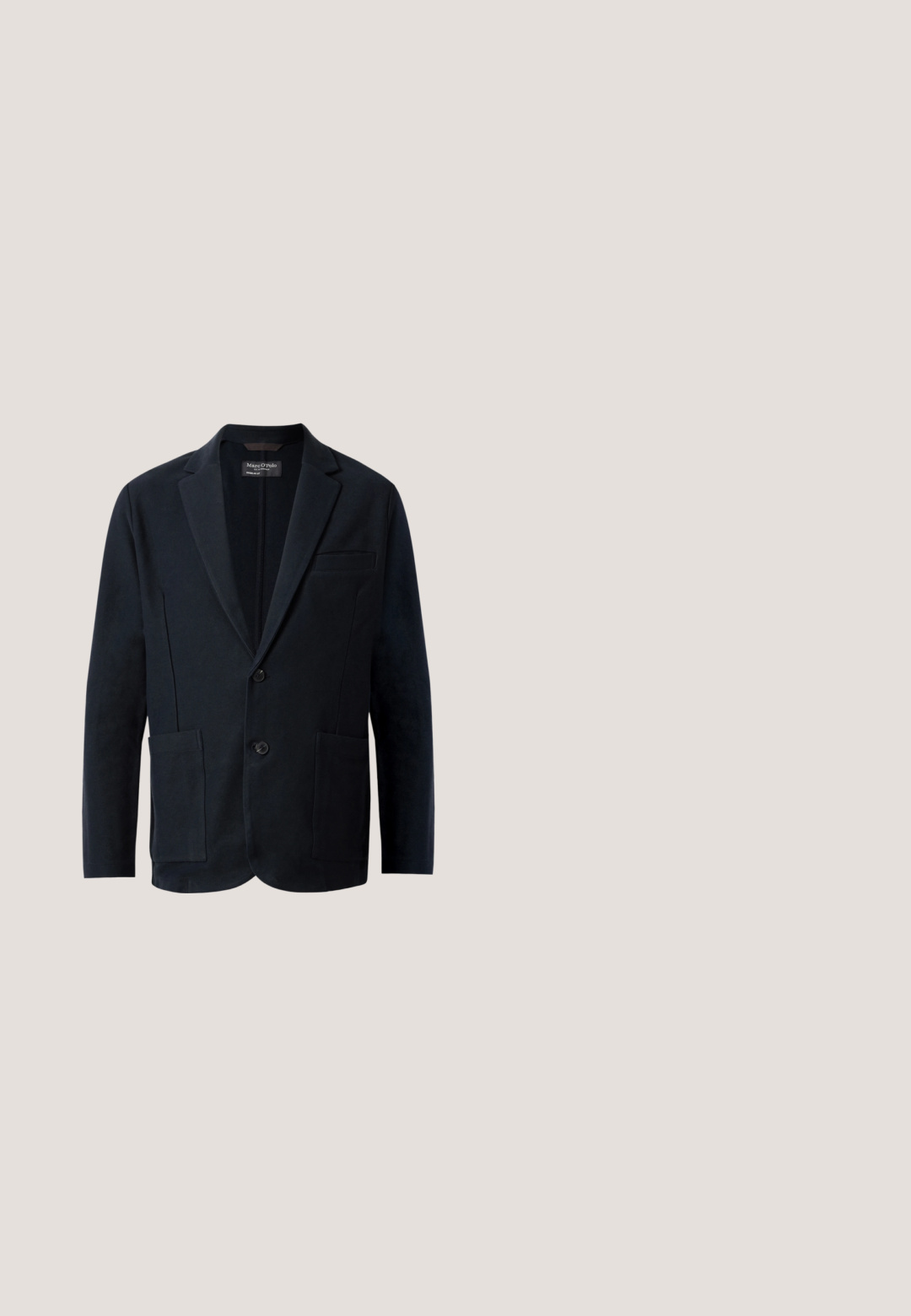 Herre sort blazer med næseklapper, to knapper, to forreste klaplommer og en brystlomme, præsenteret på en hvid baggrund.; Lyserød langærmet skjorte med knapper og krave med knapper samt lille broderet logo på venstre bryst.; Brune bukser med sildebensmønster, lige ben, med forreste lukning med knap og lynlås, bæltestropper og omslåede kanter.; Brun læder penny loafer sko med lav hæl og syninger langs fronten og siderne, vist fra siden på en hvid baggrund.; Silketørklæde med diagonale beige, marineblå og hvide striber, beige kant og bordeaux trim med gentaget Emporio Armani-logo.; Brun læderbælte med en glat overflade, prydet med en sølv metalspænde og et klassisk design. Indersiden er sandfarvet. Enkelt og funktionelt.