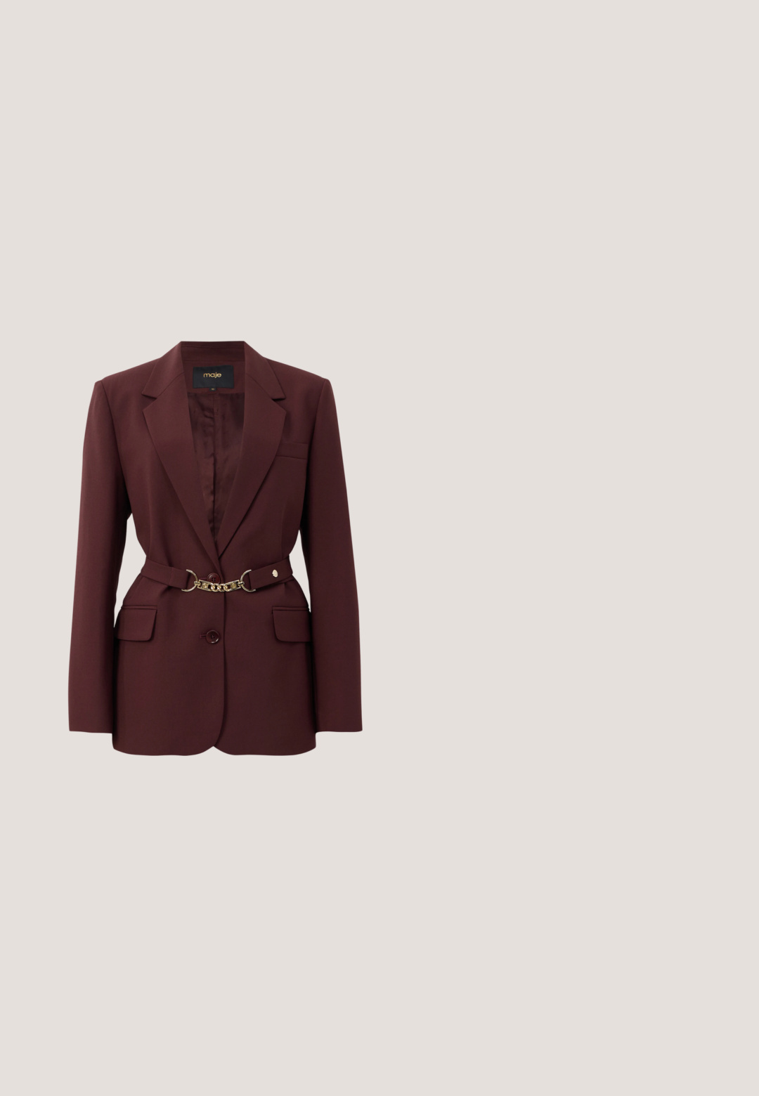 Bordeaux blazer med en tætsiddende pasform, to forlommer, en enkelt knaplukning og et guld kæde-bælte som accent. Velegnet til formelle sammenhænge.; Kortærmet, højtaljet top i mørk lilla med et geometrisk mønster i rødt og creme. Letvævet stof med glat tekstur.; Højtaljede mørk bordeauxbukser med to gyldne spænder øverst og et lige ben fit.; Bordeaux laklæder balletsko med rund tå, tekstureret krokodillemønster og en lav sort hæl. Glat inderfor.; Lille brun ruskindshåndtaske med en buet klap, guld twist-lås, kort håndtag og en valgfri skulderrem på en ensfarvet baggrund.; Guldtonede metaløreringe med en rund kuppelform. Hver enkelt har et logo prentet på den glatte overflade, der subtilt reflekterer lyset.