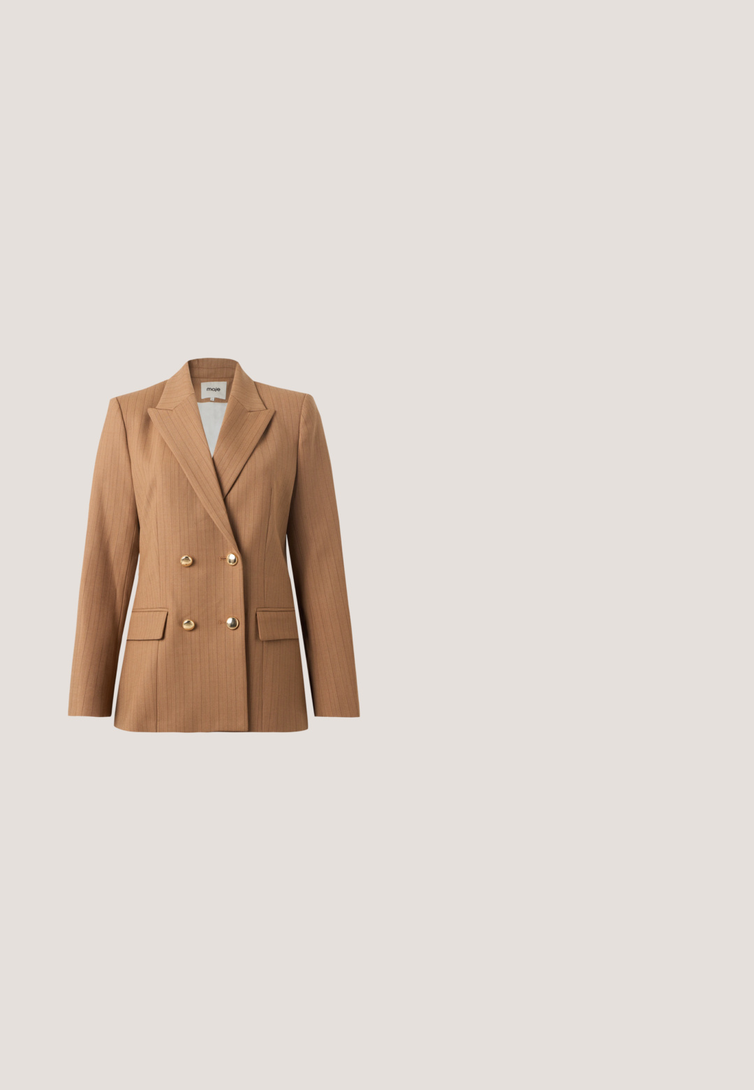 Camelbruine dubbelgeknoopte blazer met subtiele krijtstrepen, brede revers, gouden knopen en twee voorzakken met klep.; Roomkleurige korte mouw gebreide trui met kabelpatroon en geribbelde zoom en manchetten, met een ronde halslijn.; Beige wikkelrok van lichtgewicht stof met een asymmetrische draping, voorzien van een gegarneerde tailleband en een gladde textuur. Geen zichtbare sluitingen.; Bruine leren slingback pumps met hoge hak en spitse neus, voorzien van gekruiste bandjes en een gestructureerde houten hak. Gouden accent op het bandje.; Bruine suède rechthoekige crossbodytas met verstelbare band, gouden beslag en sluiting met klep aan de voorkant, gebrandmerkt met "Coccinelle" in kleine gouden letters.; Gouden oorknopjes met een uitgesneden logo-ontwerp en een enkele witte parel die onder elke oorknop hangt op een witte achtergrond.