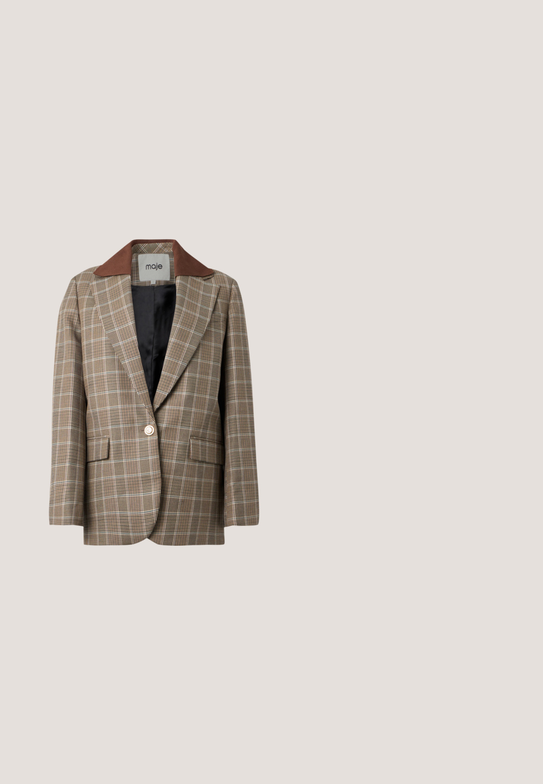 Brun og beige ternet blazer med bred brun krave, enkelt hvidt knap, klaplommer og sort indre for, hængende mod en hvid baggrund.; Sort bluse med lange ærmer, rynket stof, smocket talje og bindedetalje, med rund halsudskæring og glat overflade.; Blå jeans med høj talje og vide ben med frontlommer og dekorative knapper på ensfarvet baggrund.; Sort laklæder spids tå slingback sko med T-rem og lav skrå blokhæl på hvid baggrund.; Sort læder håndtaske med draperet top, dobbelte skulderremme, sidelommer med lynlås og sølvlås mærket "Marc Jacobs" med en lille nøglecharme.; Guld snoede reb-textur øreringe i hoop med sommerfugle-lukninger på en lys baggrund.