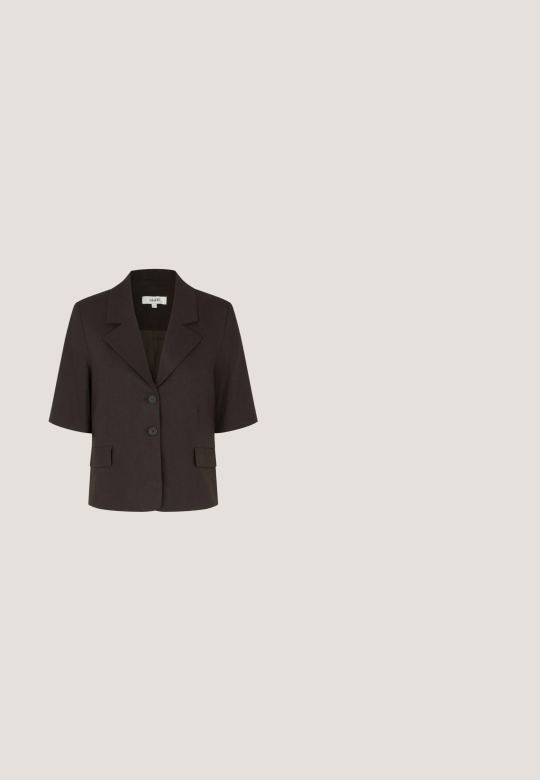 Dunkelbrauner Kurzarm-Blazer mit Kerbkragen, zwei vorderen Knöpfen und zwei Klappentaschen, Größe Small.; Braunes Damenoberteil mit kurzen Ärmeln, weitem Boot-Ausschnitt und figurbetontem Schnitt.; Braune weit geschnittene Hose aus glattem Stoff mit hohem Bund und zwei Vorderfalten, entworfen für einen lockeren Sitz.; Braune Puma-Sneaker mit beiger Streifen und Logo, geschnürt, auf einer strukturierten beigen Oberfläche ruhend.; Ovale rote Sonnenbrillen mit klaren Gläsern und schlanken braunen Fassungen. Das Design weist sanfte Kurven und minimalen Hardwareeinsatz auf.; Braune Lederhandtasche mit glatter Textur, geschwungener Form und einem einzelnen Schulterriemen. Verfügt über Kontrastnähte und Reißverschlussverschluss.
