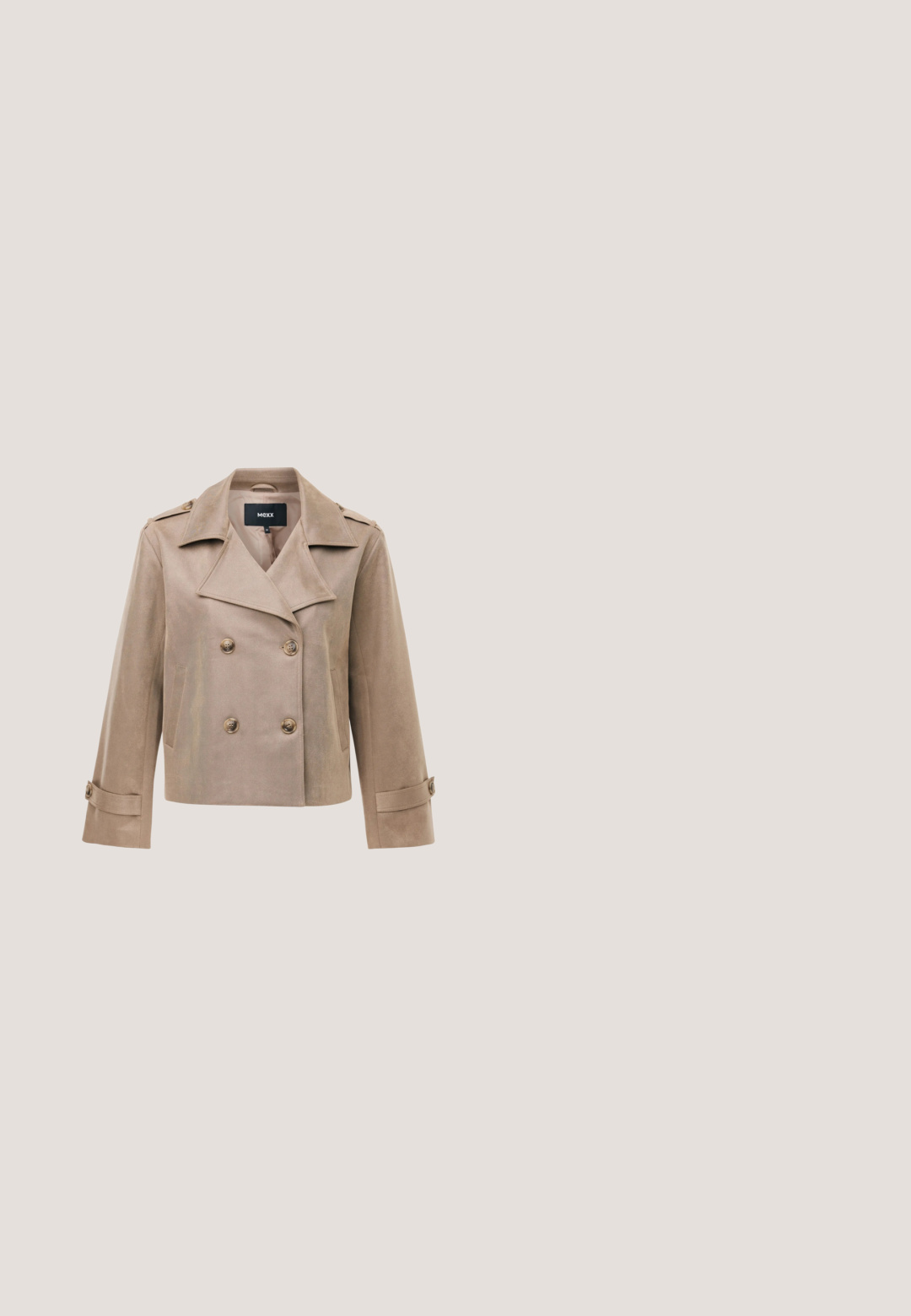Beige suède cropped dubbelgebreide jas met brede revers, met knoopjes vastgemaakte schouderbanden en knoopjes aan de mouwboorden.; Crème-kleurige gebreide poloshirt met korte mouwen, voorzien van een gewatteerd ruitpatroon en een drieknops-fly.; Roomkleurige rechte broek met knoopdetails aan de zijkant en riemlussen, weergegeven op een witte achtergrond.; Beige suède enkellaarsjes met een puntige neus en een metalen hakaccent, gecombineerd met lichtblauwe opgerolde spijkerbroek.; Donkerbruine leren handtas met enkele schouderband, ritssluiting en goudkleurig Lancaster Paris-logo aan de voorkant in het midden.; Set van kleine gouden oorringen met een gedraaide vorm en subtiele stergravures, gefotografeerd van voren met vlinderachterkanten.
