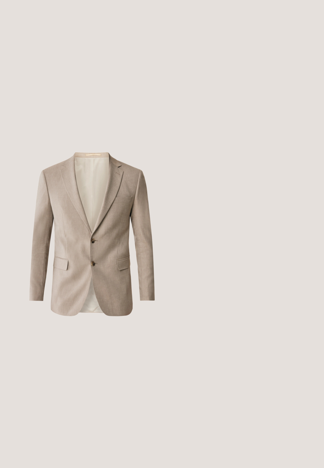 Blazer beige ajustado con dos botones, solapas con muesca y un bolsillo en el pecho. Textura suave con un forro de tela lisa.; Camisa corta de manga corta color crema con botones, collar y un solo bolsillo en el pecho, exhibida sobre un fondo blanco.; Pantalones ajustados de color gris claro con una textura suave, que cuentan con un cierre de botón, trabillas para cinturón y bolsillos frontales. Diseño recortado a la altura del tobillo.; Mocasín de ante marrón claro sin cordones con suela blanca y "Melvin & Hamilton" grabado en relieve en la parte trasera.; Maletín de cuero negro con textura, con asas superiores, bolsillo frontal con solapa y correa de hombro ajustable con hebilla metálica.; Cinturón de ante gris con un acabado suave, que presenta una hebilla de metal plateado y un logo grabado. El cinturón tiene un diseño limpio y minimalista.