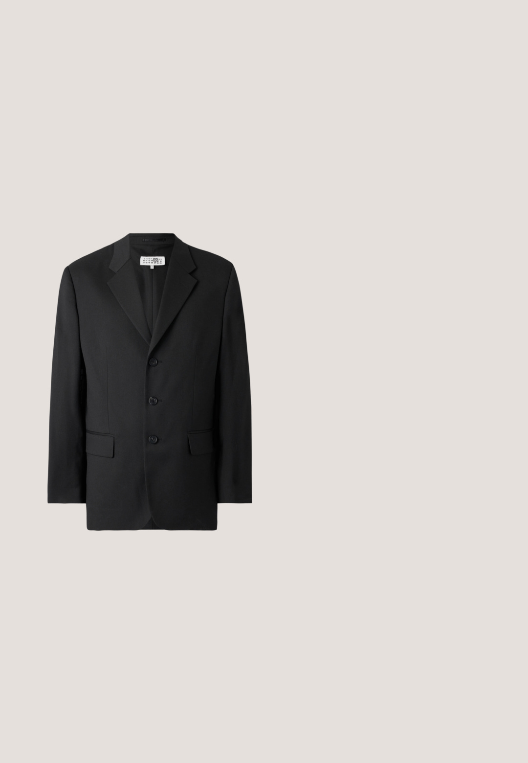 Sort blazer lavet af glat stof, med en slagkrave, tre frontknapper og to frontlommer. Klassisk skræddersyet design.; Enkel beige crewneck striktrøje med lange ærmer og ribstrikkede manchetter og kant.; Beige bukser lavet af letvægtsstof, med lige snit, to sidelommer og en knaplukning i taljen.; Brun læderloafer med rundet tå, syninger og en lille toprem. Glat finish med lav, rektangulær hæl.; Lang rektangulær beige tørklæde med gentaget "GUESS" logo mønster i zigzag layout og frynsete kanter.; Brun læderbælte med en sølv metalspænde. Stropen har en glat tekstur og en lille blå accent nær spænden.