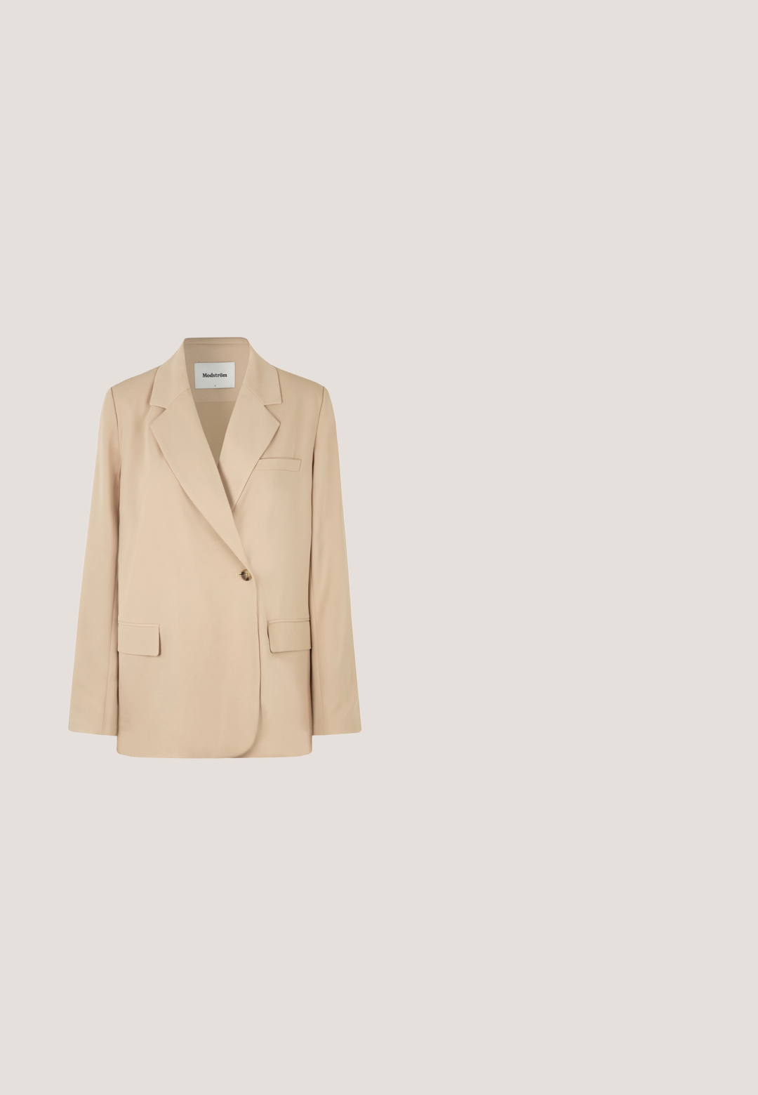 Beige blazer med en struktureret design, to forlommer, enkelt knaplukning og skarpe revers. Fremstillet af glat, letvægtsstof.; Hvid ribbet tanktop med rund halsudskæring og ærmeløst design, lavet af en blød bomuldsblanding med en tætsiddende silhuet.; Lys blå denim jeans med lige ben-design, fem lommer, en knap- og lynlåslukning samt synlige syninger.; Hvide lædersneakers med glat tekstur, rund tå, flad gummisål og seks snørrehuller. Minimalistisk design uden yderligere dekorationer.; Beige buet håndtaske med en sort justerbar skulderrem og en lynlås med dobbelte trækflipper på venstre side.; Guldøreringe med en glat, rundet design. Har en lille hængselåbning, letvægtigt udseende og en poleret overflade.