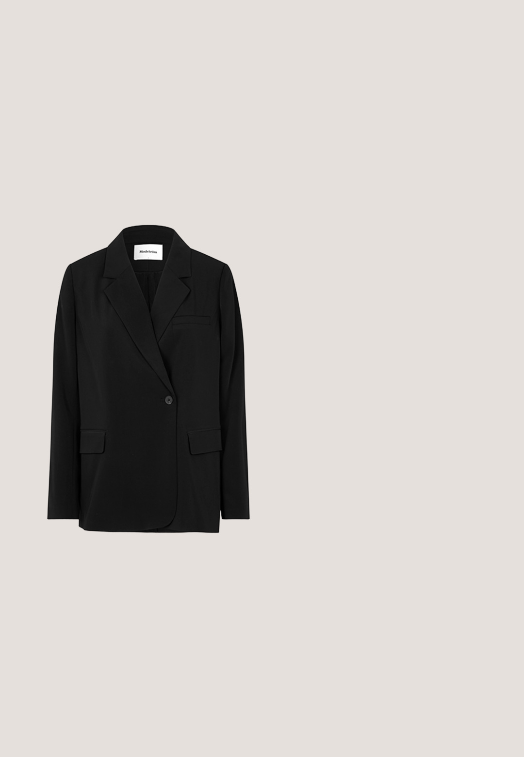 Modström PERRYMD - Blazer - schwarz; Enkel sort t-shirt med korte ærmer, rund halsudskæring og subtil knudedetalje i højre talje.; Sorte bukser lavet af vævet stof med et lige snit, flad front og manchetter ved anklerne for et strømlinet look.; Sort læder slingback pumpe med spids tå, slank hæl og justerbar rem, med en glat overflade og minimalistisk design.; Sort tekstureret læderhåndtaske med to top håndtag, justerbar crossbody-rem, guldfarvede spænder og lille frontlogo-plade.; Guldfarvet ring med et glat, rundt design. Lavet af metal, med en poleret overflade og indgraveret med "925" indeni.