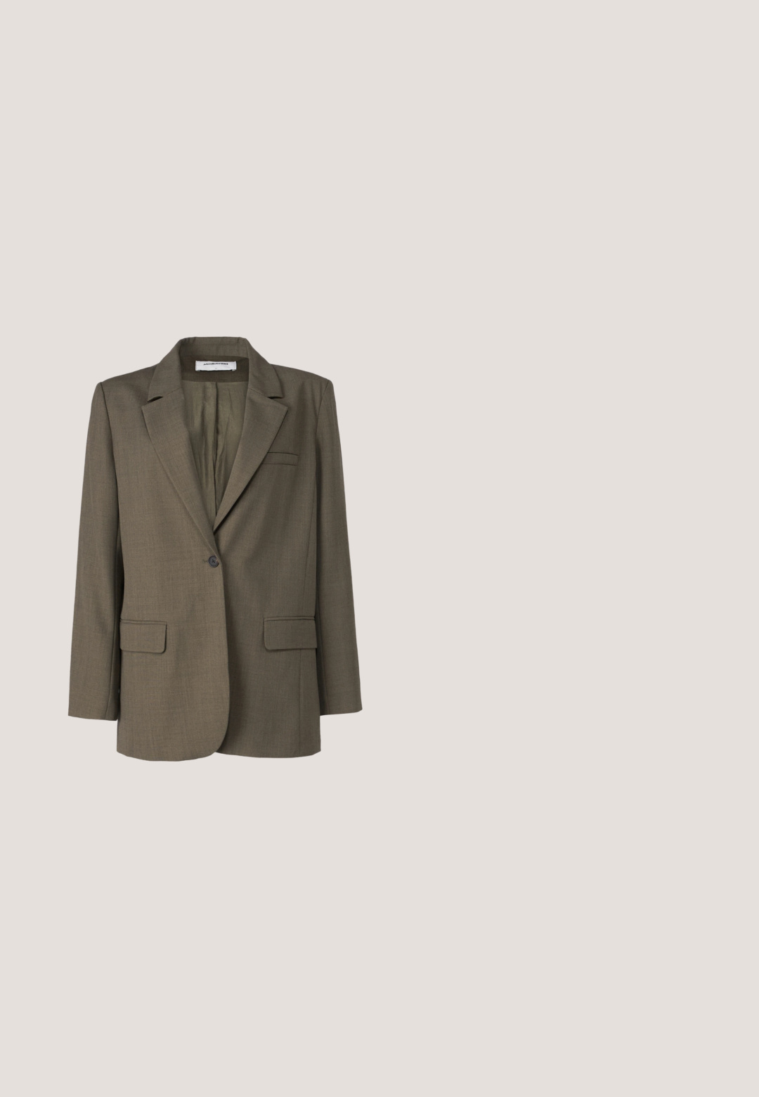 Blazer vert olive avec un col cranté, fermeture à un bouton, deux poches avant et une texture unie. Coupe ajustée avec une fente au dos.; Chemise en satin beige avec un col pointu, des manches longues, une fermeture par boutons et des poignets à la finition légèrement plus brillante. Pas de motifs ni d'accents.; Pantalon beige sur mesure avec passants pour ceinture, fermeture éclair avant et plis marqués sur les jambes, présenté sur fond blanc.; Weekend Max Mara RENZA - Escarpins - nudo; Sac cabas en cuir beige avec deux longues anses et un petit rabat avec une fermeture à verrouillage tournant rectangulaire doré.; Ceinture en cuir beige brillant enroulée avec une grande boucle dorée arrondie sur fond blanc.