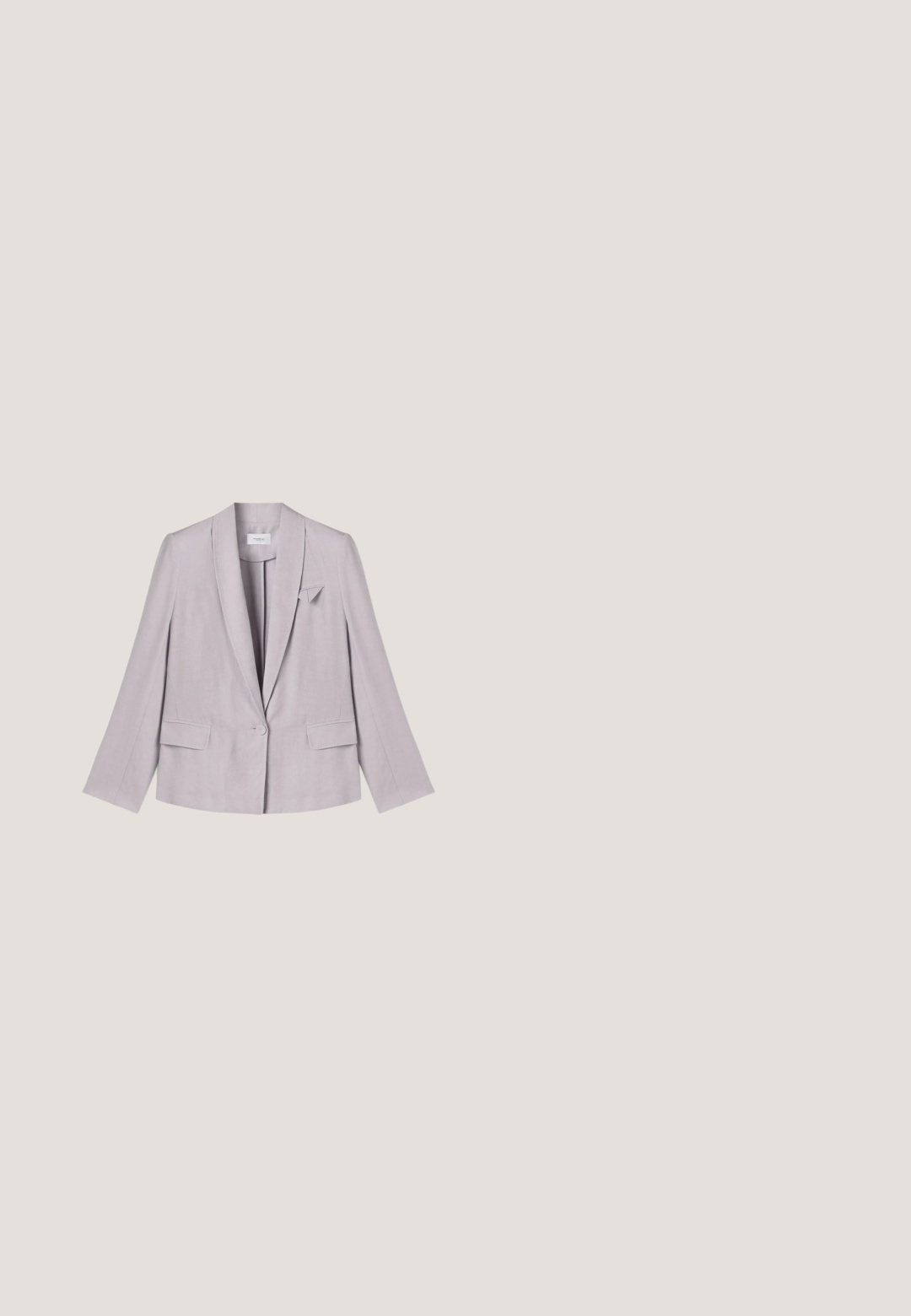 Hellblauer Blazer mit einem Knopf, mit Reverskragen, zwei Fronttaschen und einem kleinen dreieckigen Akzent auf der linken Seite.; Ärmelloses, geripptes Stricktop in gedämpftem Lavendel mit rundem Ausschnitt und weißem „OH APRIL“ Schriftzug zentriert auf der Brust.; Nahaufnahme von hellvioletten, gekräuselten Stoffhosen mit gerafftem elastischem Bund und einem gebundenen Tunnelzug-Detail.; Hellviolette Flip-Flop-Sandale mit strukturierter Sohle und dünnen Riemen, flache rote Sohle, freigestellt auf weißem Hintergrund.; Rechteckige lilafarbene Lederhandtasche mit strukturiertem Oberflächenmaterial, abnehmbarem Trageriemen und goldenen Beschlägen. Verfügt über einen langen, weichen Quastenanhänger an der Seite.; Feine Perlenkette mit kleinen lila, blauen, rosa und weißen Perlen, verziert mit Blumen- und perlenförmigen Akzenten und einem goldenen Verschluss.