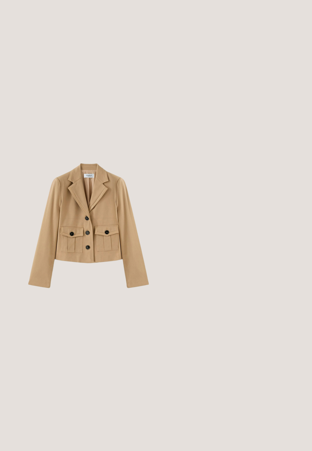 Blazer corto beige con tres botones negros, dos bolsillos frontales con solapa y botones, y cuello con solapa entallada.; Top de manga larga a rayas en crema y negro, con un cuello blanco y un frente con cordones. Presenta un diseño corto y un pequeño logo en el lado izquierdo del pecho.; Pantalones de pierna recta color crema con cinturilla elástica, botón frontal y pequeño detalle bordado de un perro en el bolsillo derecho.; Mocasín de ante marrón con flecos y tachuelas redondas multicolores a lo largo del cuello, puntera cosida y suela plana de goma.; Bolso para muñeca redondo de ante marrón con cremallera y asa corta, con pequeño texto dorado "nat & nin" en la parte delantera.; Pulsera de cadena dorada con pequeñas cuentas redondas y detalles facetados, con cierre de langosta y longitud ajustable. Marcada con "SINGULARE."