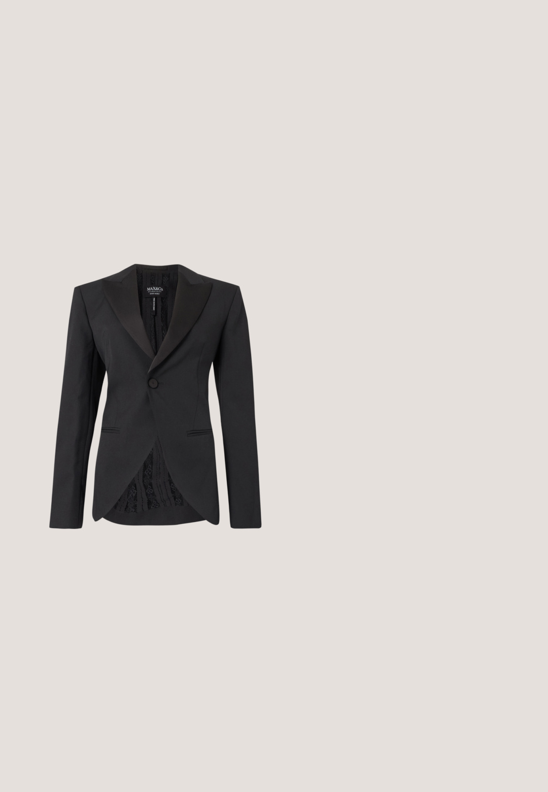 Sort skræddersyet dameblazer med enkelt knaplukning, notched revers, forlommer og detaljer med blondeforing indvendigt.; Sort ribbet tanktop med tynde hvide striber, der har en rund halsudskæring og brede skulderstropper. Glat tekstur, tætsiddende design.; Sorte slanke bukser med flad front og uden synlige lommer, vist mod en hvid baggrund.; Sort slingback højhælt sko med spids tå, glat læderstruktur og en guldfarvet spændeaccent på remmen.; Sort skuldertaske i læder med bred strop og dekorativ guldkæde, med lille gyldent logo foran.; Par sølv øreringe i hoop-design, hver med en glat halvdel og en halvdel belagt med små klare rhinsten.