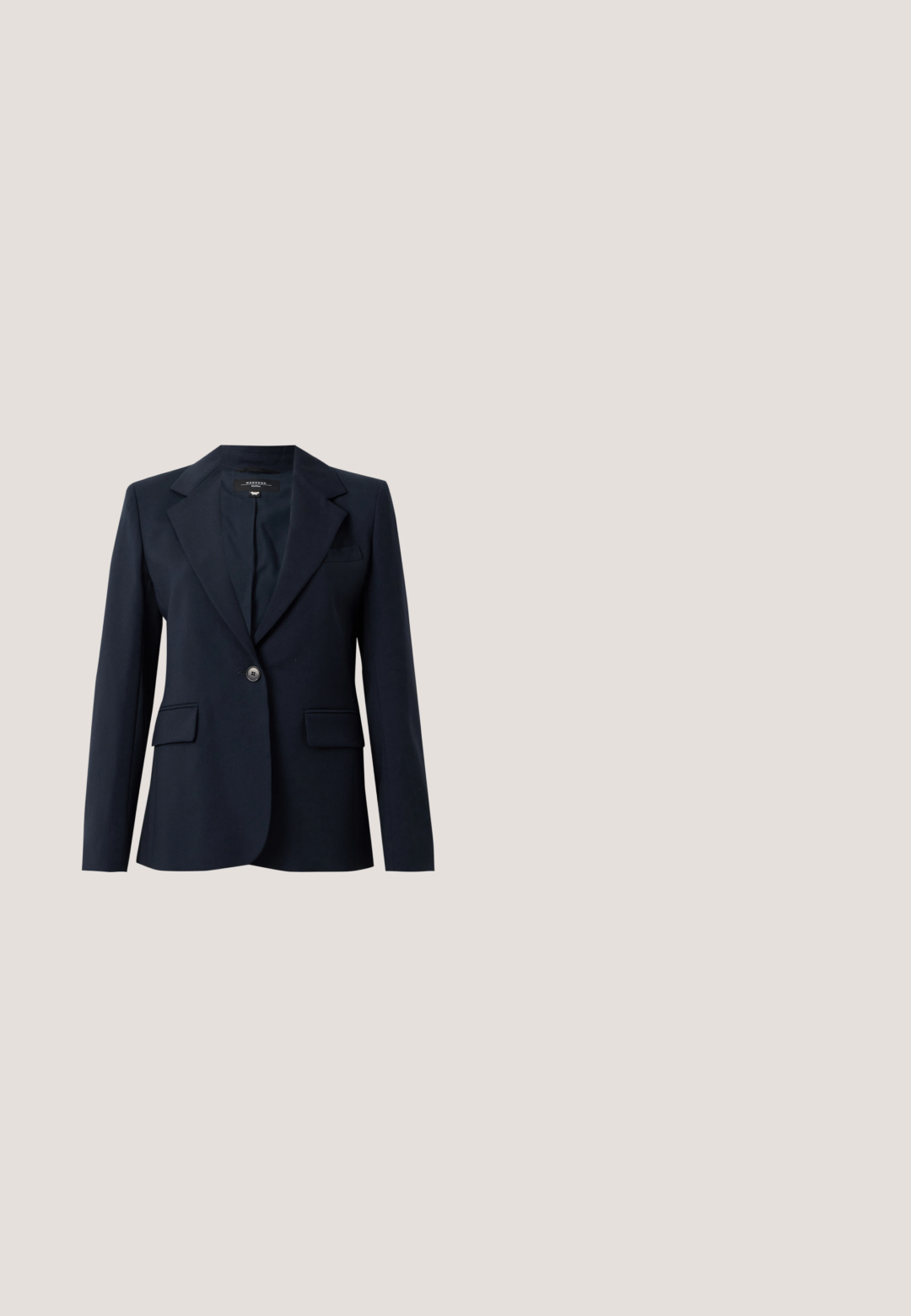 Marineblazer gemaakt van soepele stof, met een gelapte revers, één knoopsluiting, twee frontrugzakken en een borstzak.; Roomkleurig overhemd met knopen, gemaakt van een gladde stof, met een kraag, lange mouwen en een licht gebogen zoom.; Donkergrijze op maat gemaakte broek met voorplooien, zijzakken, een knoop aan de taille en een ritssluiting.; Zwarte leren loafer met een kleine hak en decoratieve gouden gesp aan de voorkant, zijaanzicht op een witte achtergrond.; Zwarte leren shopper met structuur, twee lange hengsels, gouden rits en een klein gouden logo aan de onderkant in het midden.; Gouden vierkante horlogegelaat met een geborstelde afwerking, zwarte leren band en zwarte stiksels. Bevat logo en uurmarkeringen. Minimalistisch ontwerp.