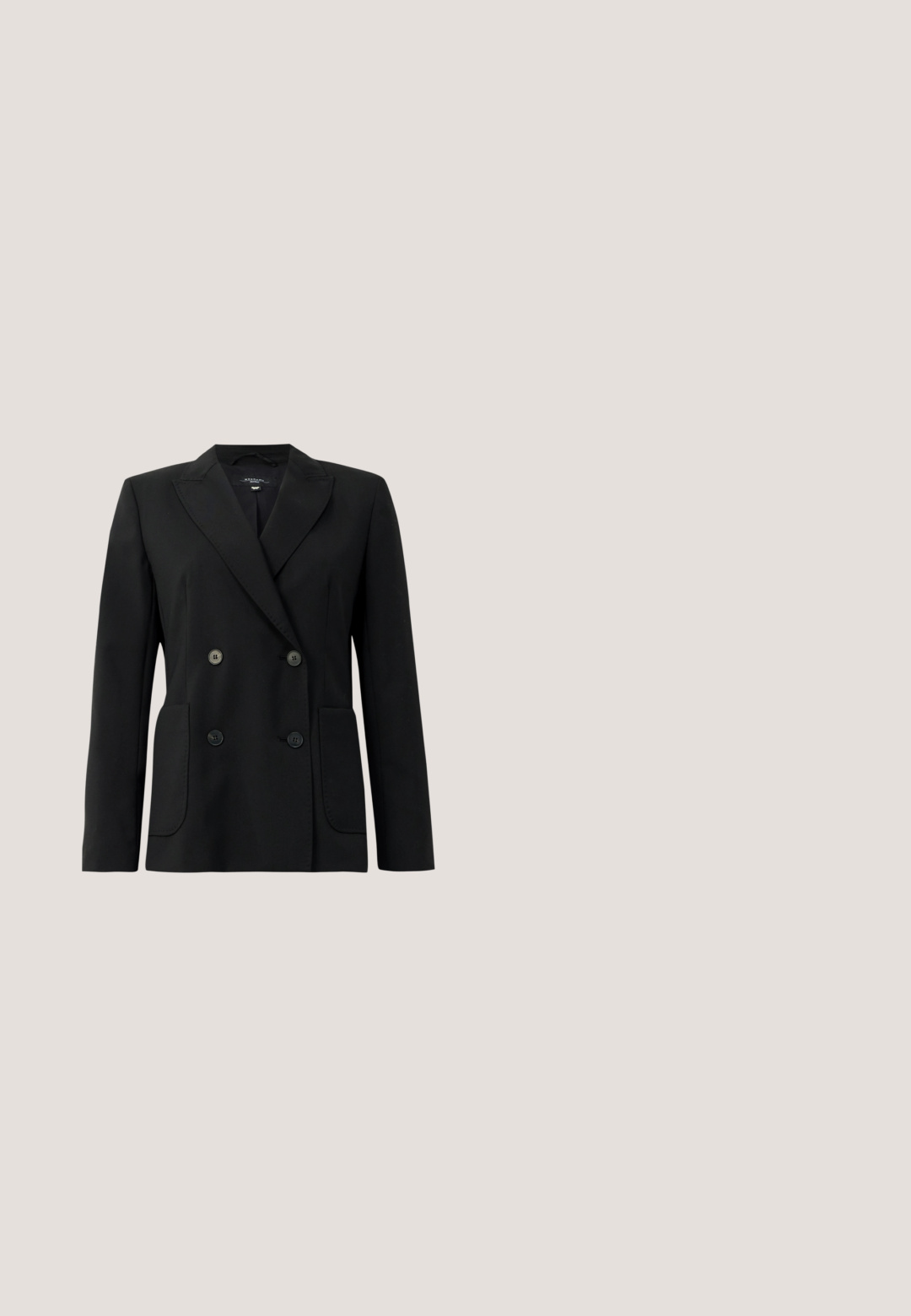Sort dobbeltradet blazer lavet af struktureret stof, med klapkrave, to forlommer og fire sorte knapper.; Sort bomuld T-shirt med korte ærmer og rund halsudskæring. Forsiden viser "MICHAEL KORS" i rhinsten.; Beige bukser med brede ben, plisseringer, snøre i taljen og sort elastik i taljen med hvidt "KARL LAGERFELD" tekst.; Sort læder højhælet sko med spids tå og metal-sølv hætte. Har en glat finish og en slank hæl på 10 cm.; Sort læderhåndtaske fra Michael Kors med doble håndtag, aftagelig skulderrem, guldnitter langs kanterne og guld MK-logo vedhæng.; Sølv hoop øreringe med firkantet form, der har en glat og poleret tekstur samt et enkelt design. Ingen yderligere accenter eller mønstre.