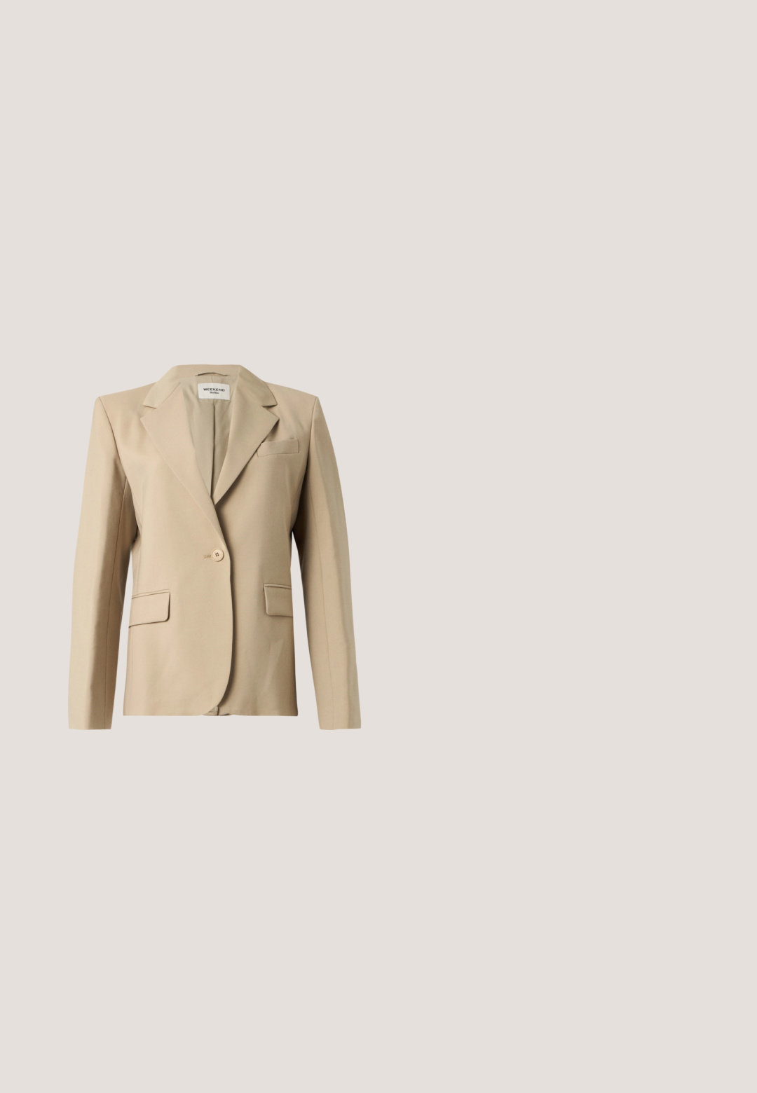 Beige damesblazer met één knoop, revers, twee voorzakken met klep en één borstzakje, weergegeven op een effen achtergrond.; Lichtgrijze trui van zachte brei stof, met een ronde hals en lange mouwen, voorzien van ribgebreide manchetten en zoom voor extra textuur.; Lichtgrijze, wijde broek met geplooide voorkant, gemaakt van een gestructureerde stof. Voorzien van ceintuurlussen en zijzakken, op maat gemaakt ontwerp.; Tan suède instappers met een platte hak, ronde neus en een gestikte band over de wreef voor een verfijnde afwerking.; Leren tan totebag met twee schouderbanden, gouden ritssluiting en klein gouden logootje aan de voorkant.; Gouden halsketting met een delicate ketting en een rechthoekige hanger met een gladde, gepolijste afwerking. Eenvoudig en minimalistisch ontwerp.
